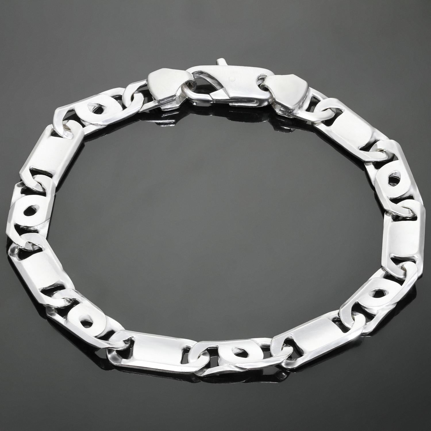 Ce bracelet classique unisexe présente des maillons plats façonnés en or blanc 18k. Fabriqué en Italie dans les années 1990. Dimensions : 0,31