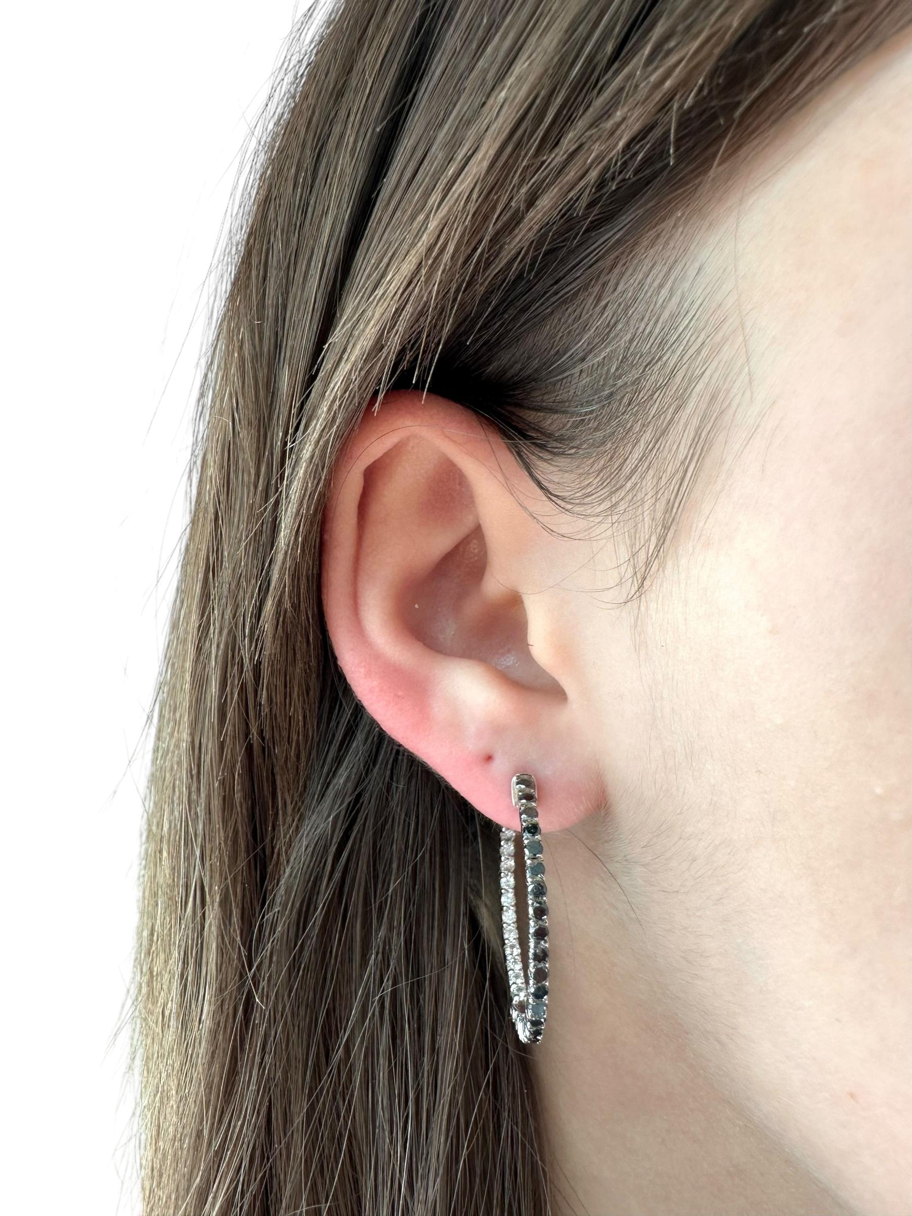 Italian White Gold Hoop Earrings with Black and White Diamonds In Good Condition For Sale In Esch sur Alzette, Esch-sur-Alzette