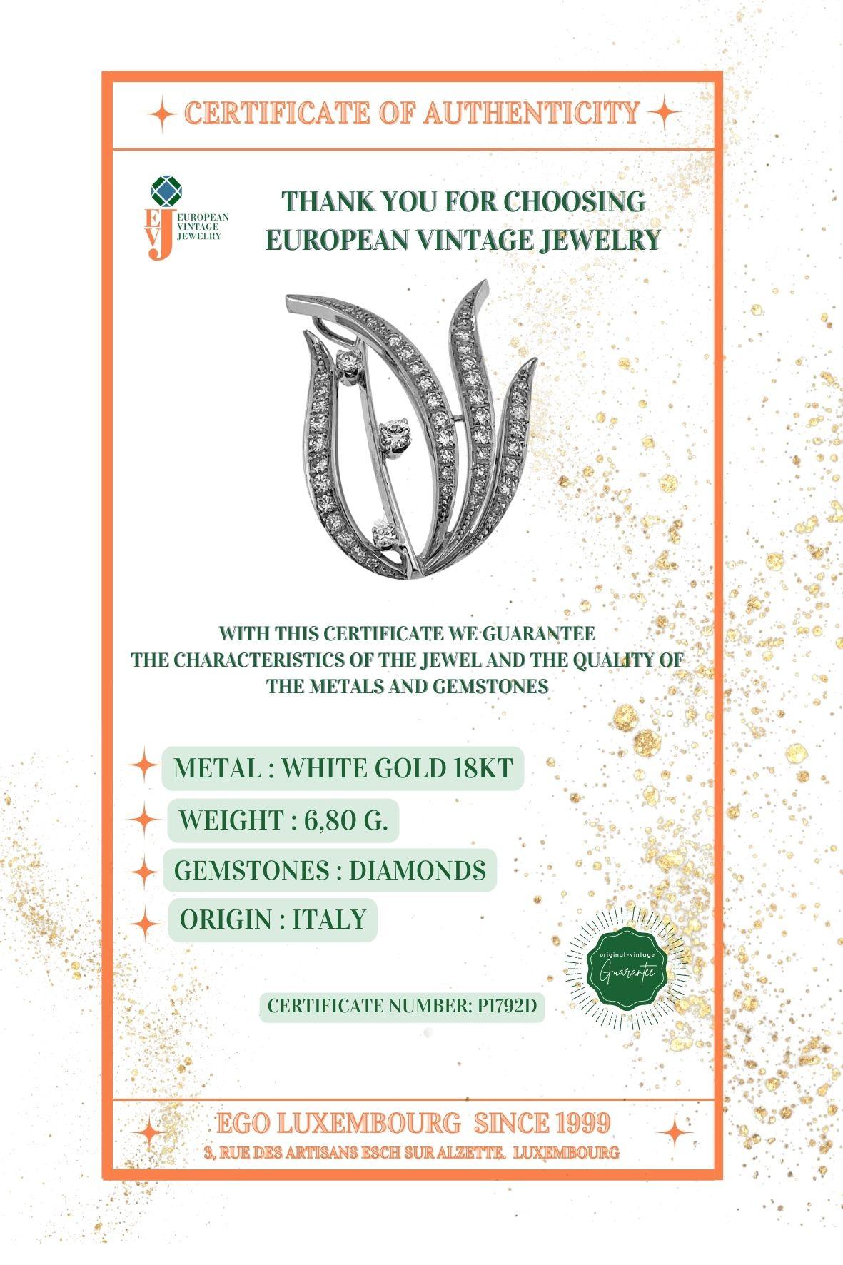 Ciondolo a forma di foglie in oro bianco con diamanti in vendita 4