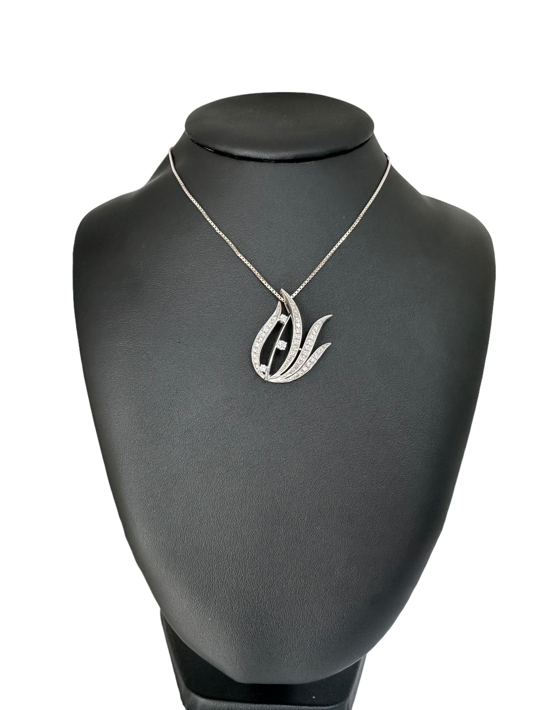 Il Ciondolo Foglie in Oro Bianco Italiano con Diamanti è un pezzo mozzafiato che combina l'eleganza naturale delle foglie con la brillantezza dei diamanti. Realizzato in lussuoso oro bianco 18kt, questo ciondolo mostra l'eccezionale maestria e il