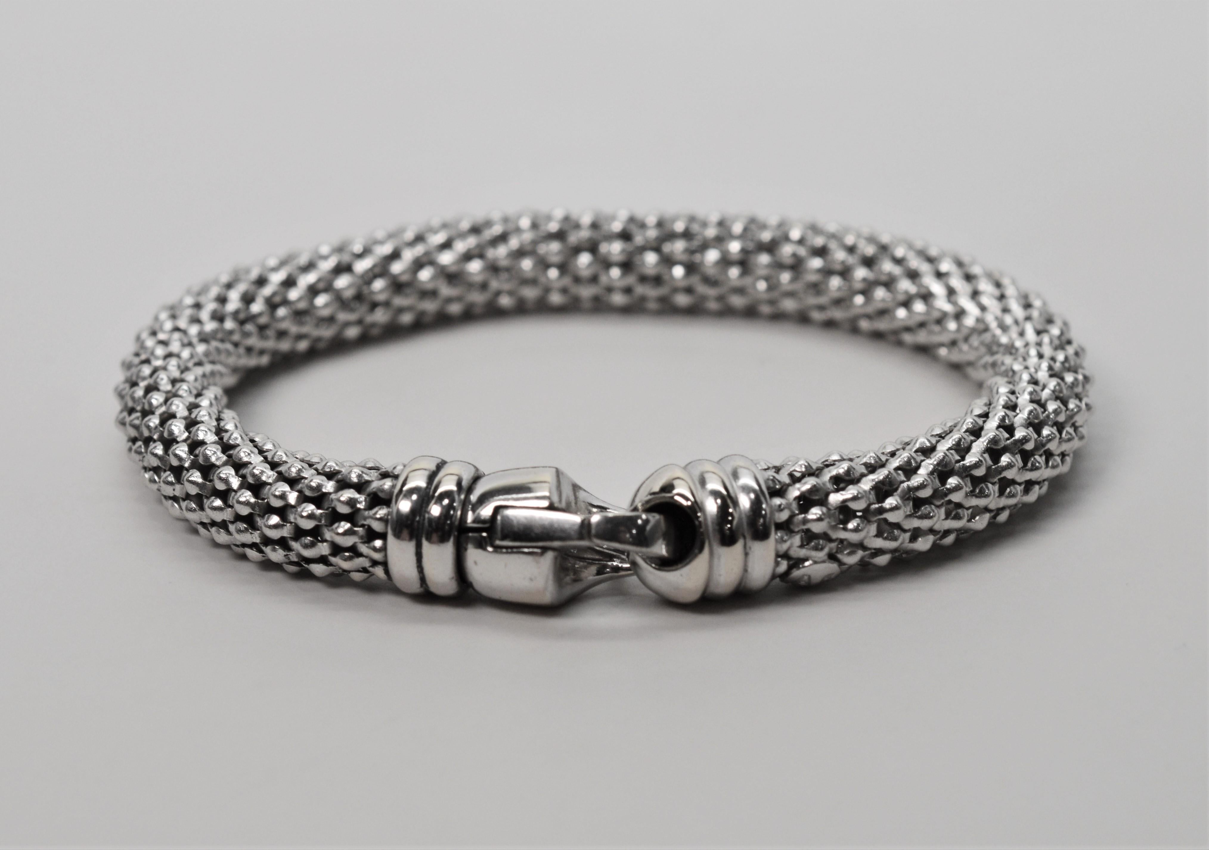 Quality Italian made in eighteen karat 18K white gold, you will find this contemporary 7.5 mm mesh rope bracelet with large decorative lobster clasp
a jewelry wardrobe staple. Comfortable to wear at 8.5 inches long and with a neutral design that