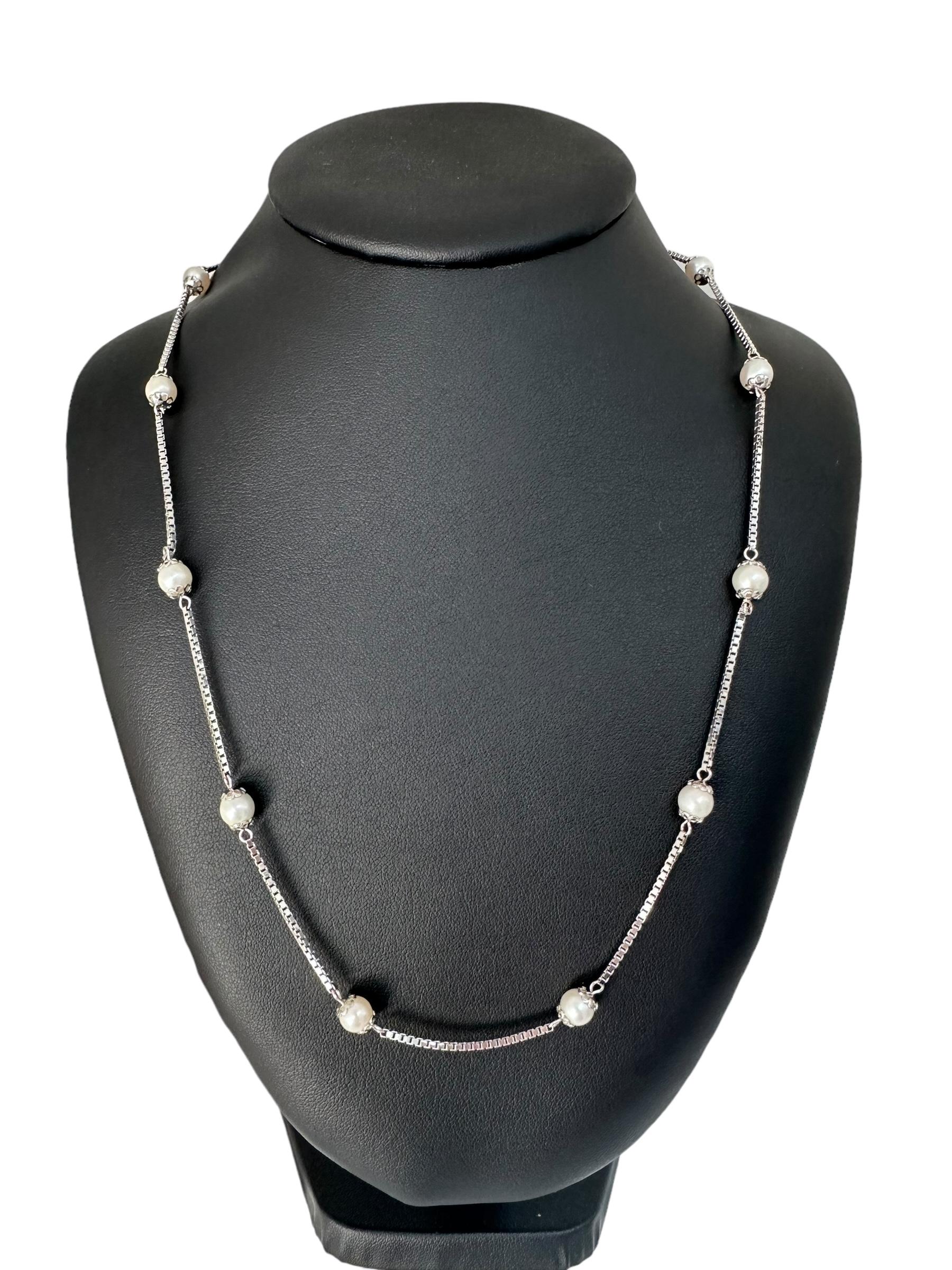 The Italian White Gold Necklace with Pearls by Balestra is an exquisite piece that showcases the elegance and refined craftsmanship synonymous with Italian jewelry. Crafted from luxurious 18kt white gold, this necklace features a sophisticated