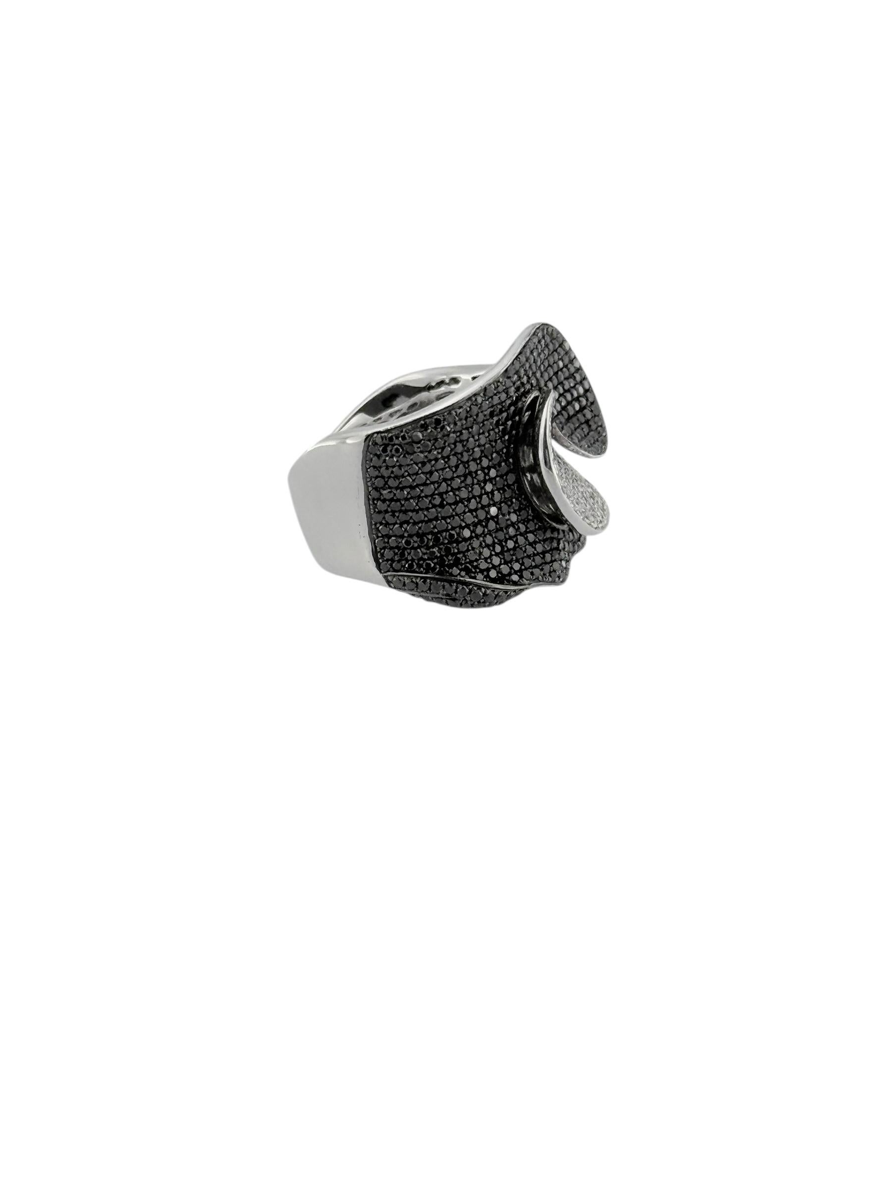Bague italienne en or blanc avec diamants naturels noirs et blancs en vente 4