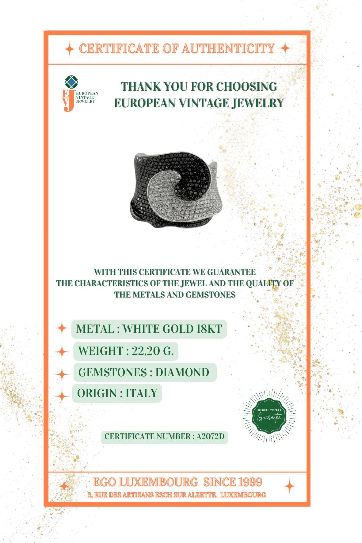 Bague italienne en or blanc avec diamants naturels noirs et blancs en vente 5