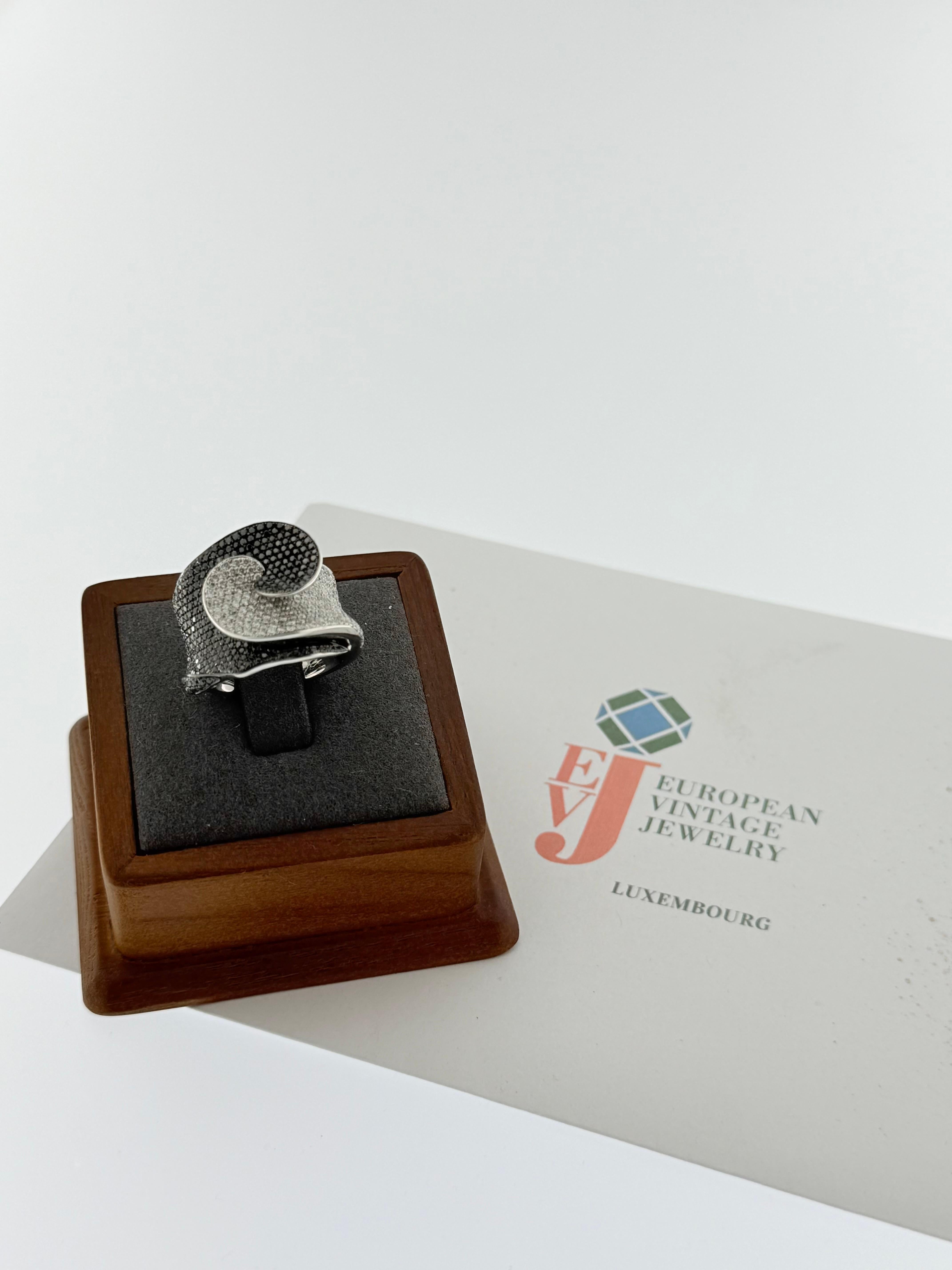 Moderne Bague italienne en or blanc avec diamants naturels noirs et blancs en vente