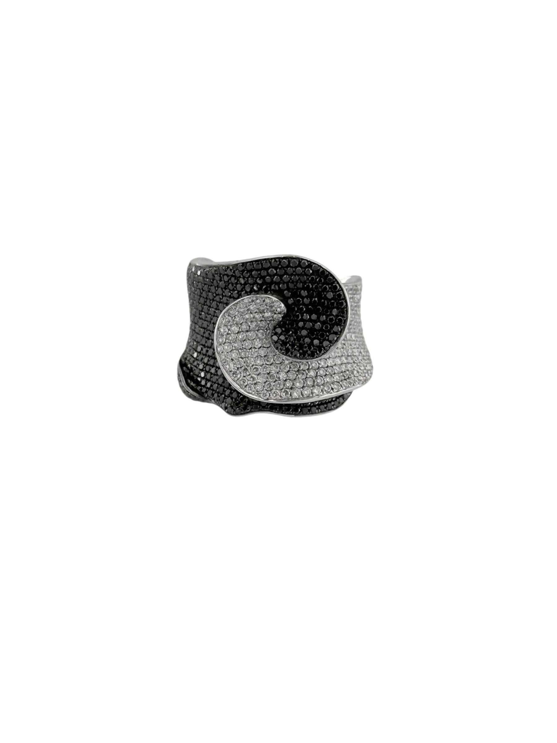 Taille brillant Bague italienne en or blanc avec diamants naturels noirs et blancs en vente