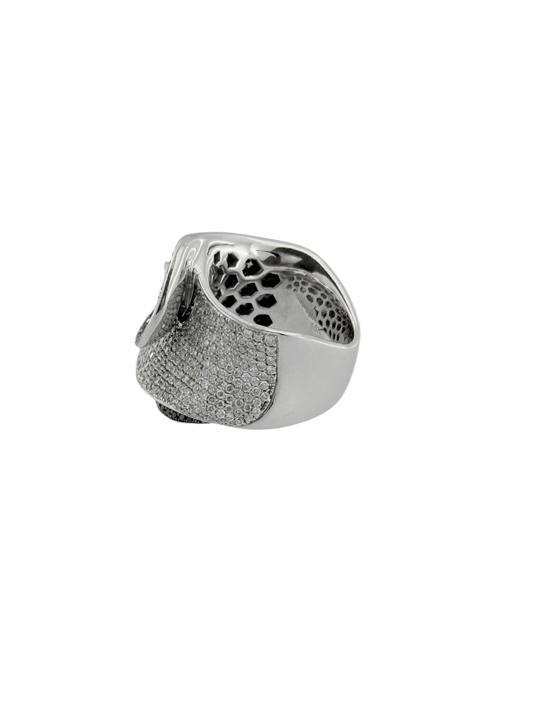 Bague italienne en or blanc avec diamants naturels noirs et blancs Unisexe en vente