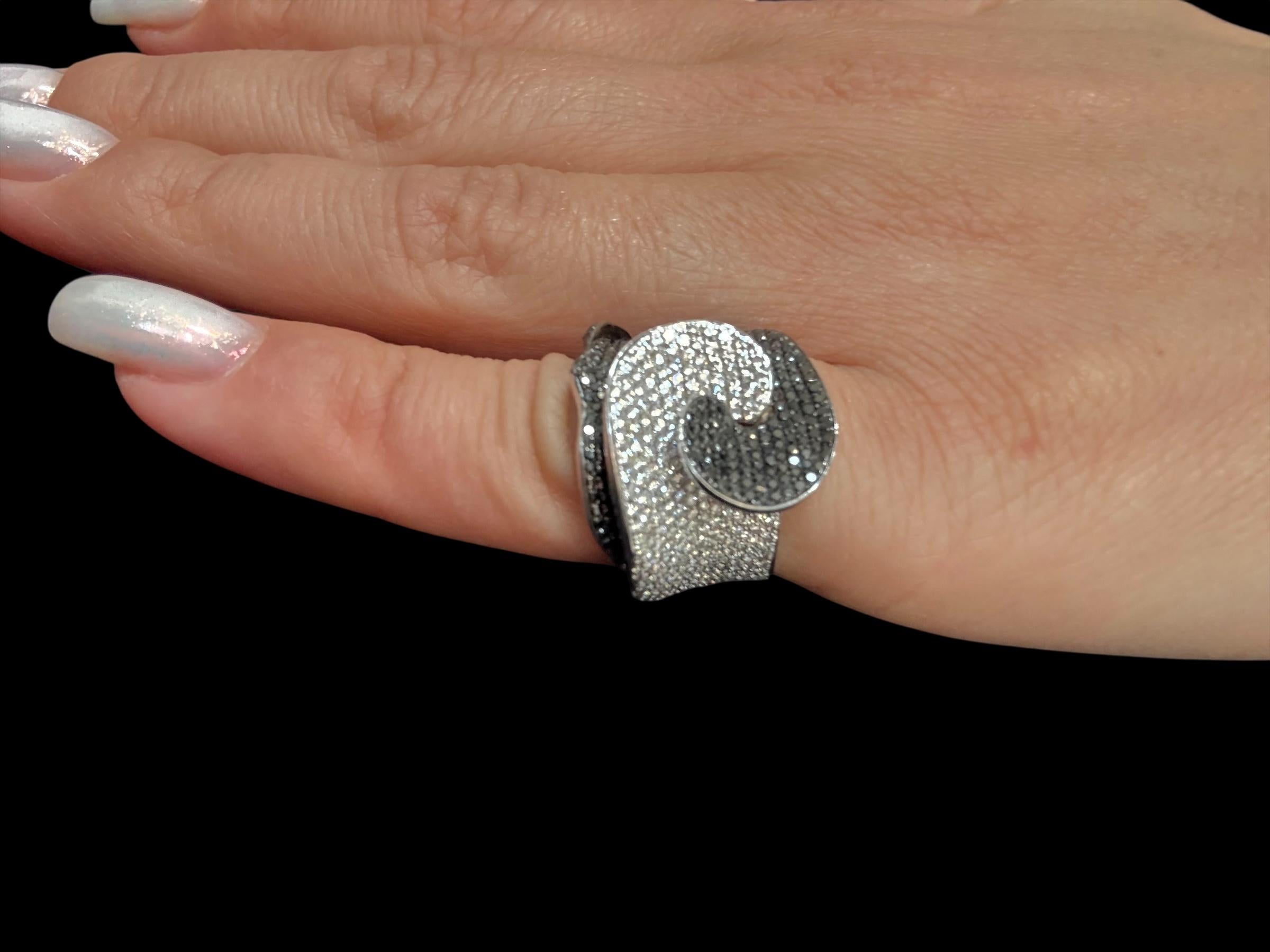 Bague italienne en or blanc avec diamants naturels noirs et blancs en vente 1