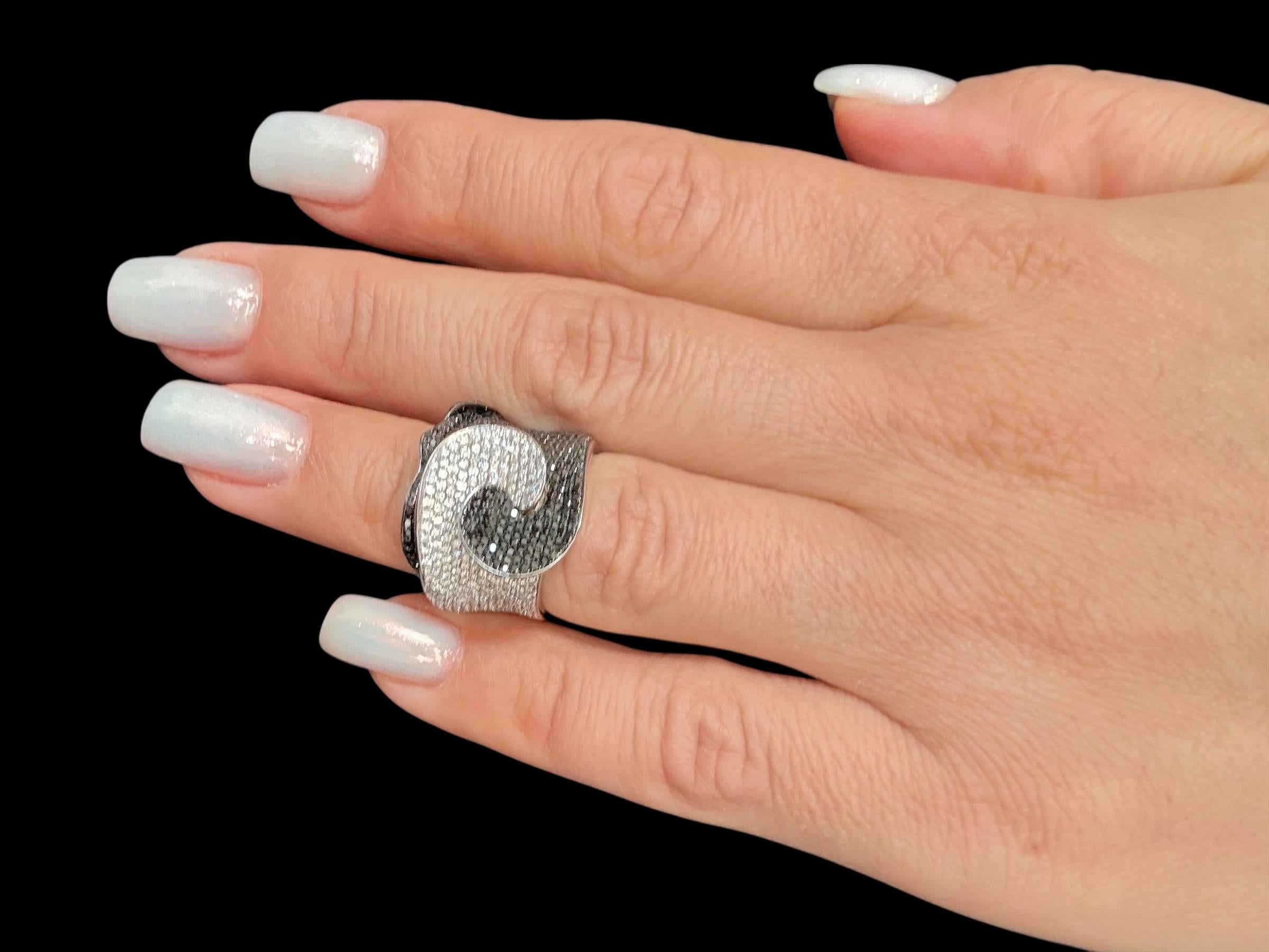 Bague italienne en or blanc avec diamants naturels noirs et blancs en vente 3