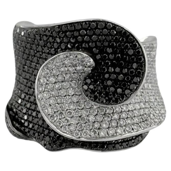 Bague italienne en or blanc avec diamants naturels noirs et blancs en vente
