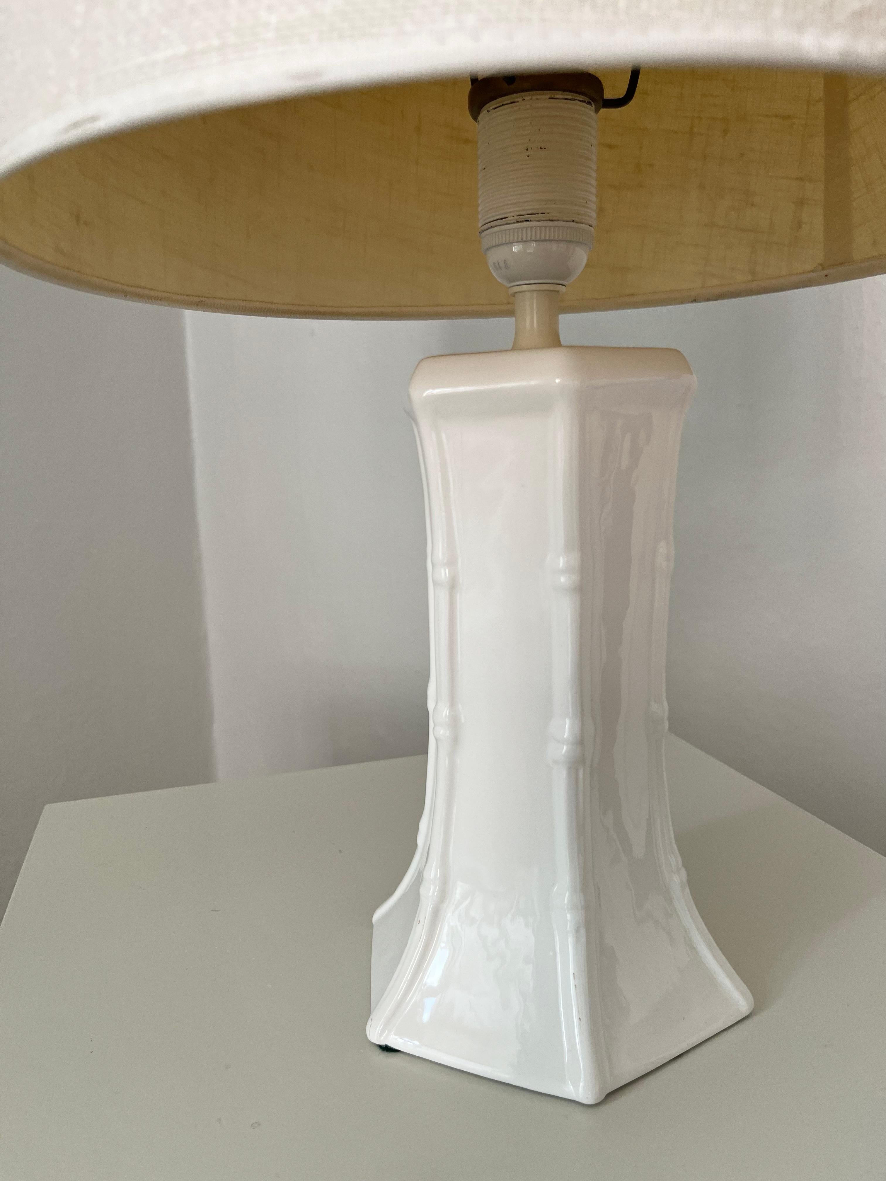 Lámpara de mesa italiana de porcelana blanca hecha a mano con forma de bambú Regencia de Hollywood en venta
