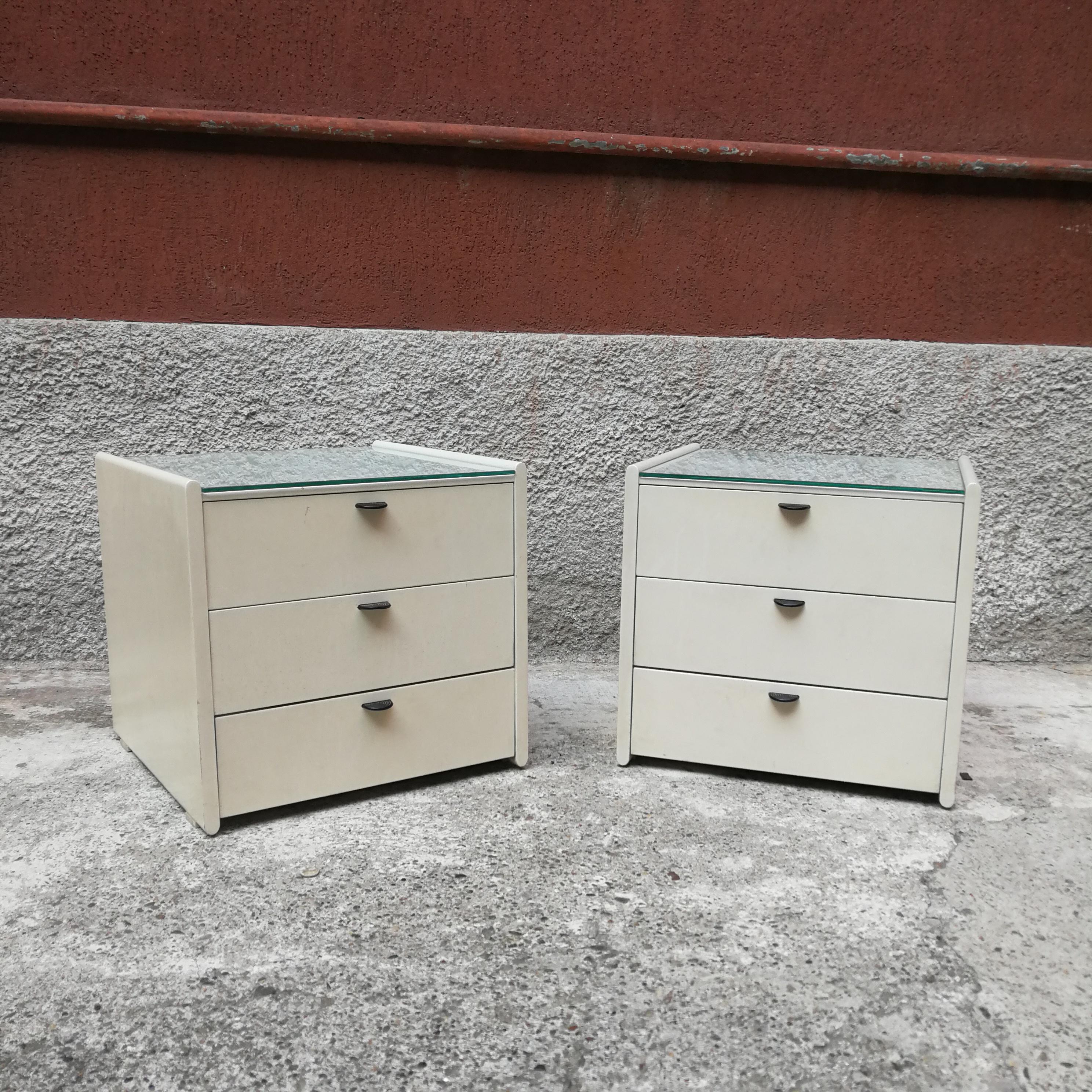 Italian white lacquared wood nightstands, 1960s
The lacquer is in very good conditions and the white give elegance and style in every ambient.
The top have a crystal a protections of the wood
handles in black plastic with a circular
