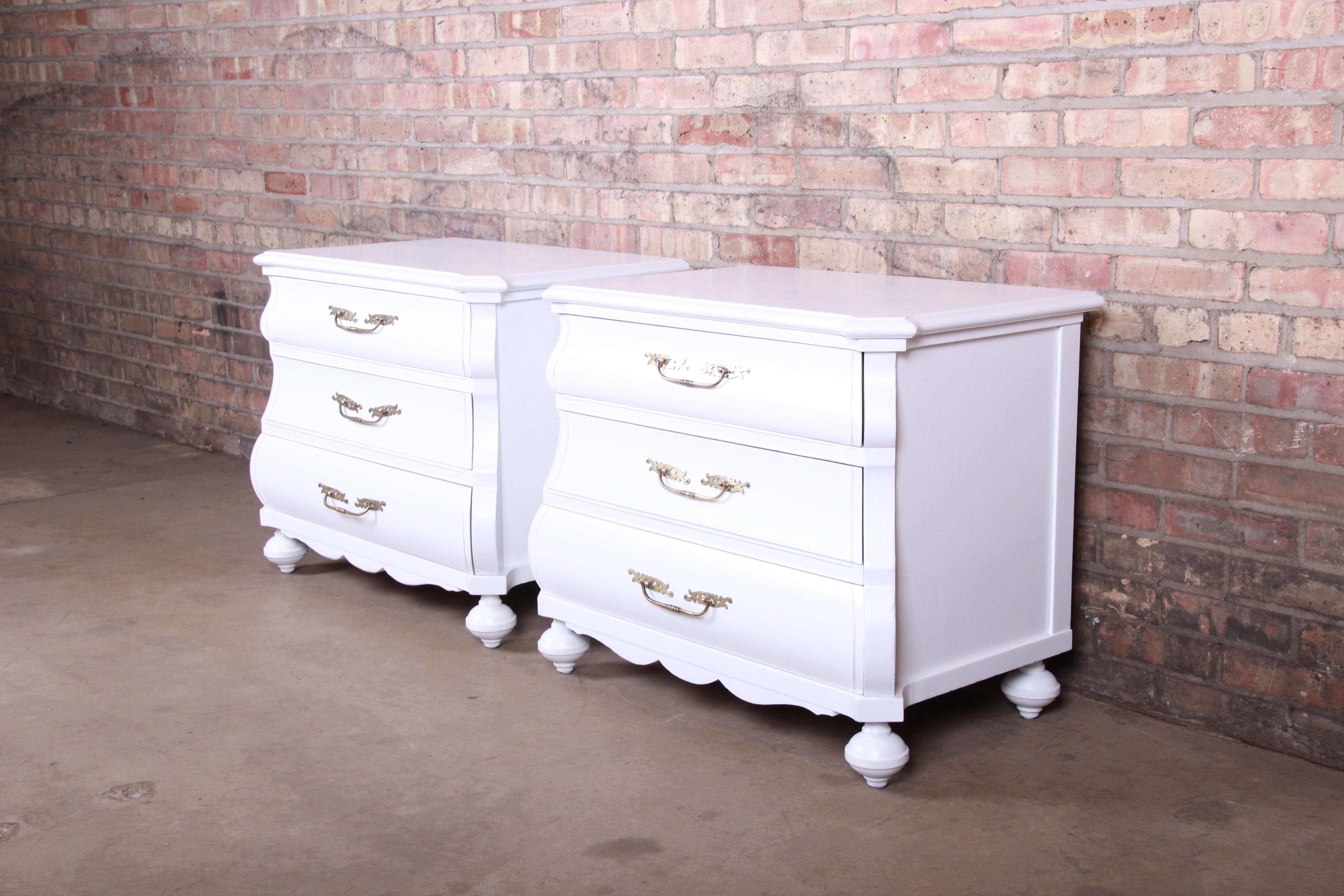 A gorgeous pair of Italian Bombay chest commodes or nightstands

Italy, 20th century

White lacquered solid oak, with brass hardware.

Measures: 31.25