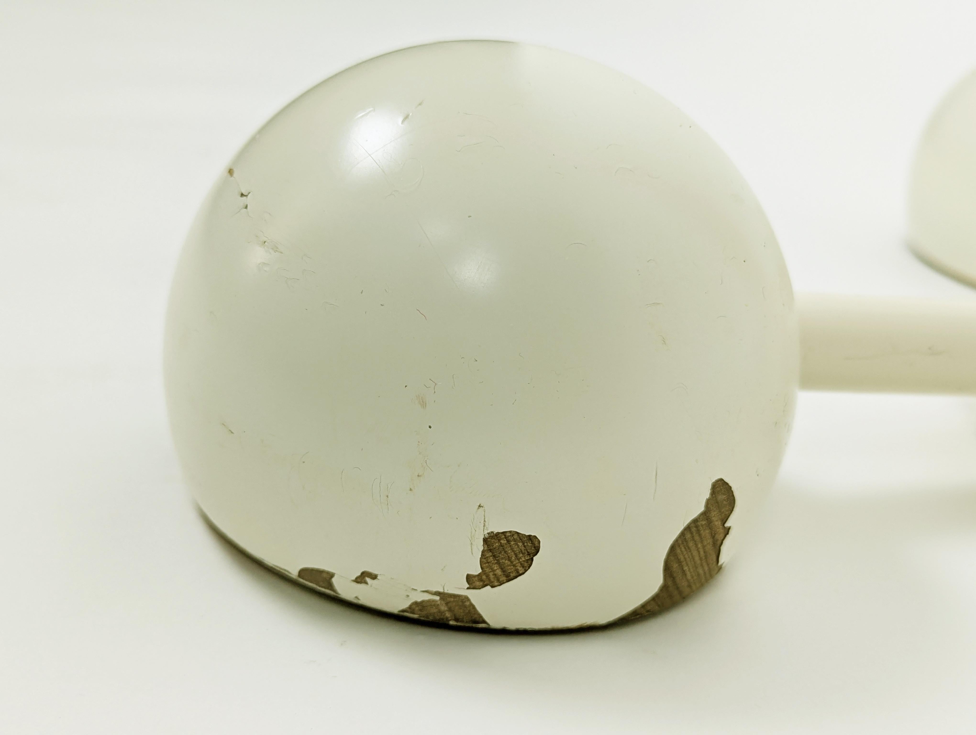 Peint Porte-manteaux sur pied italien des années 1960 en bois laqué blanc à la manière d'O. Bo en vente