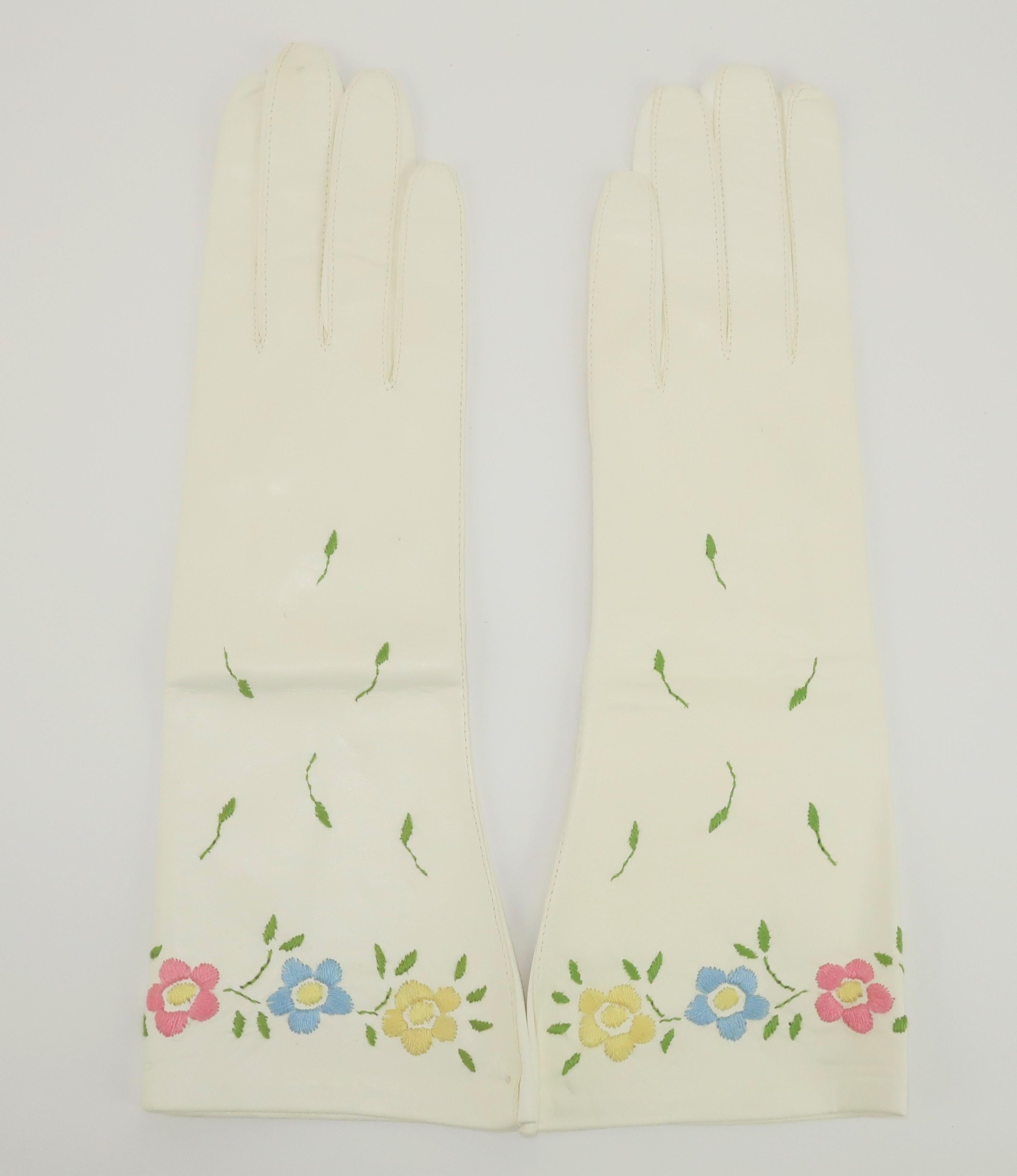 Italian White Leather Gloves With Floral Embroidery, 1950's In Good Condition For Sale In Atlanta, GA