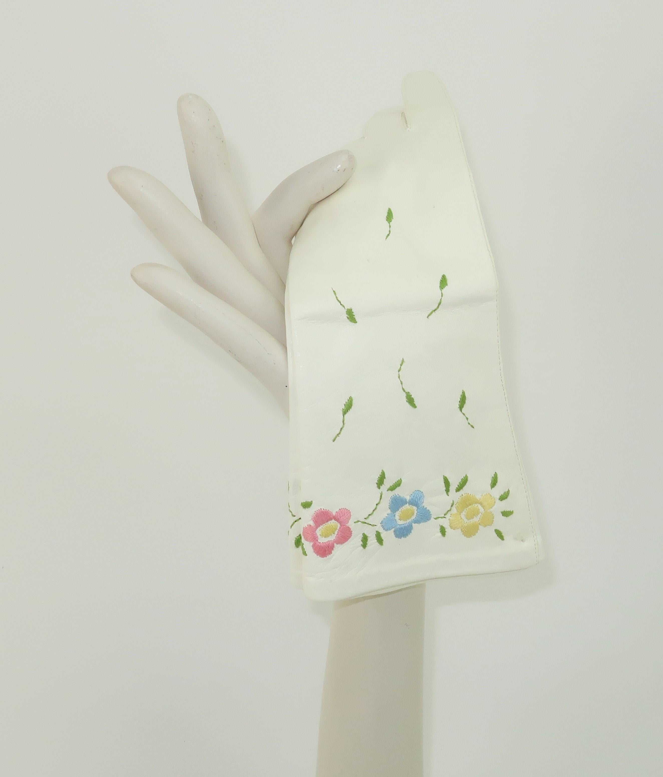 Italian White Leather Gloves With Floral Embroidery, 1950's For Sale 2
