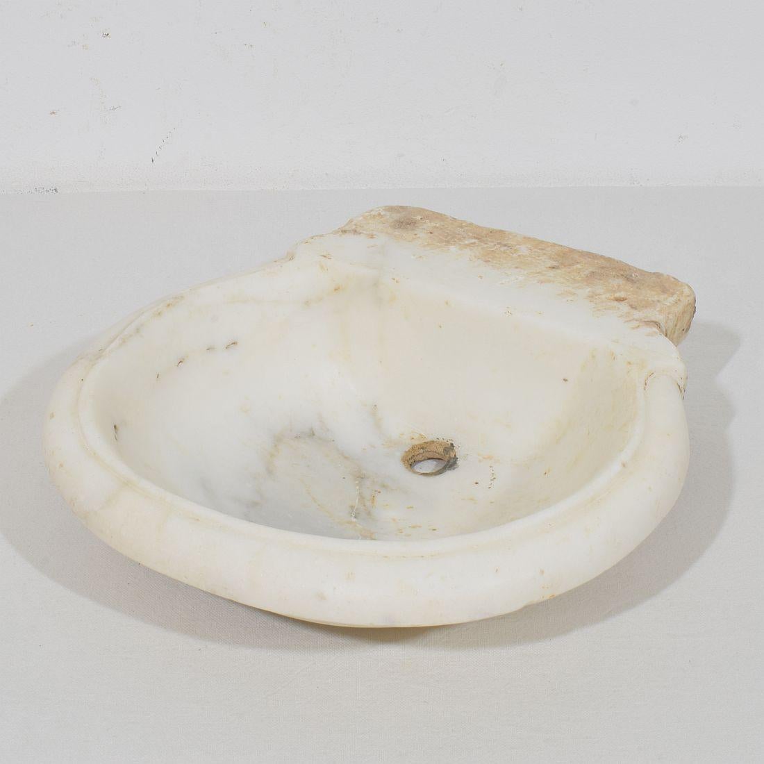 Italian White Marble 18th Century Water Basin or Sink For Sale 5