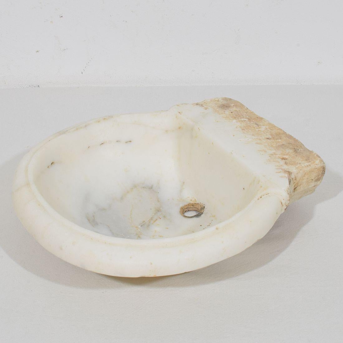 Italian White Marble 18th Century Water Basin or Sink For Sale 6