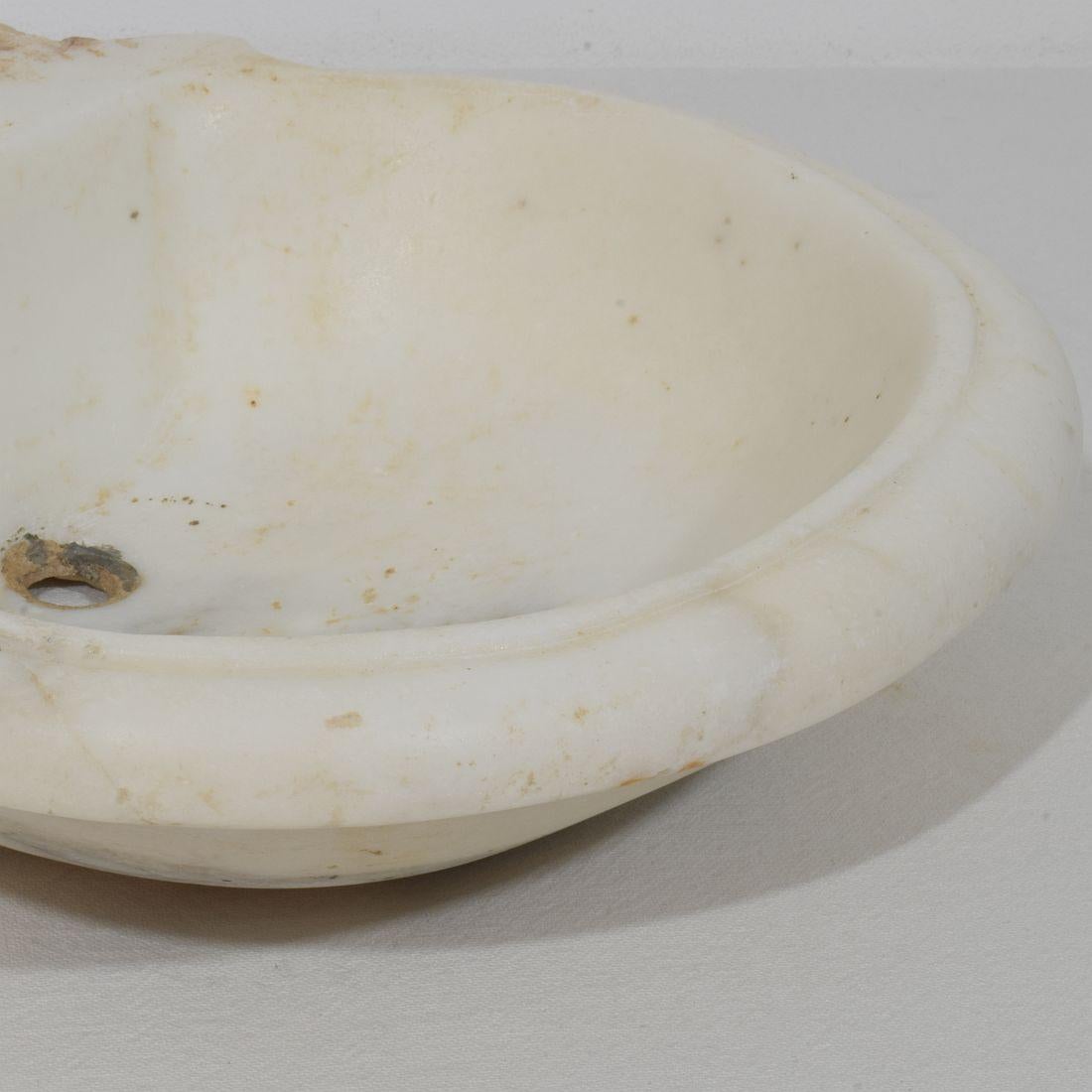 Italian White Marble 18th Century Water Basin or Sink For Sale 9