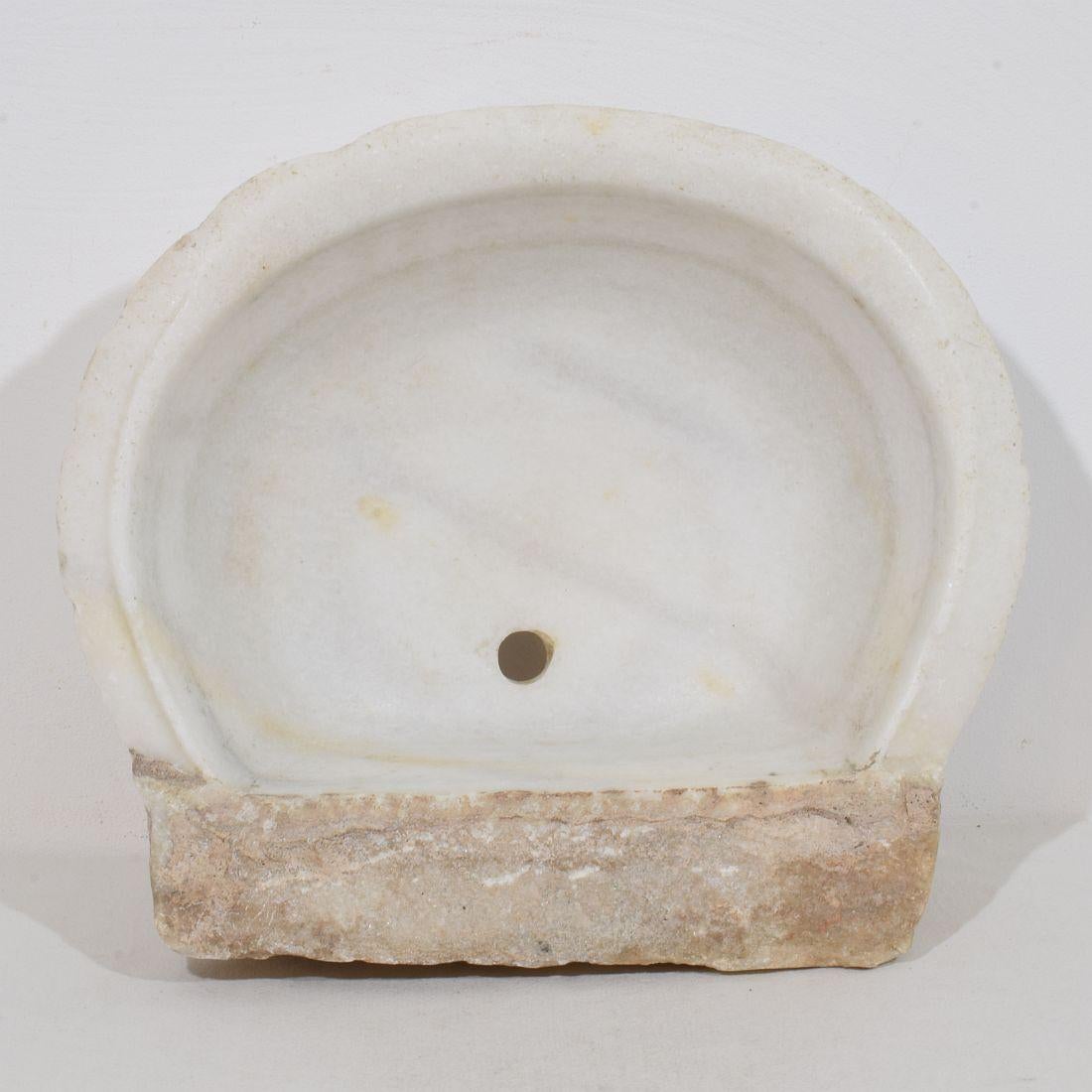Preciosa y muy rara pila o fregadero de mármol blanco tallado a mano, Italia, hacia 1750-1800. Envejecido.
H:9,5cm  An:36,5 cm F:25,5-32 cm 