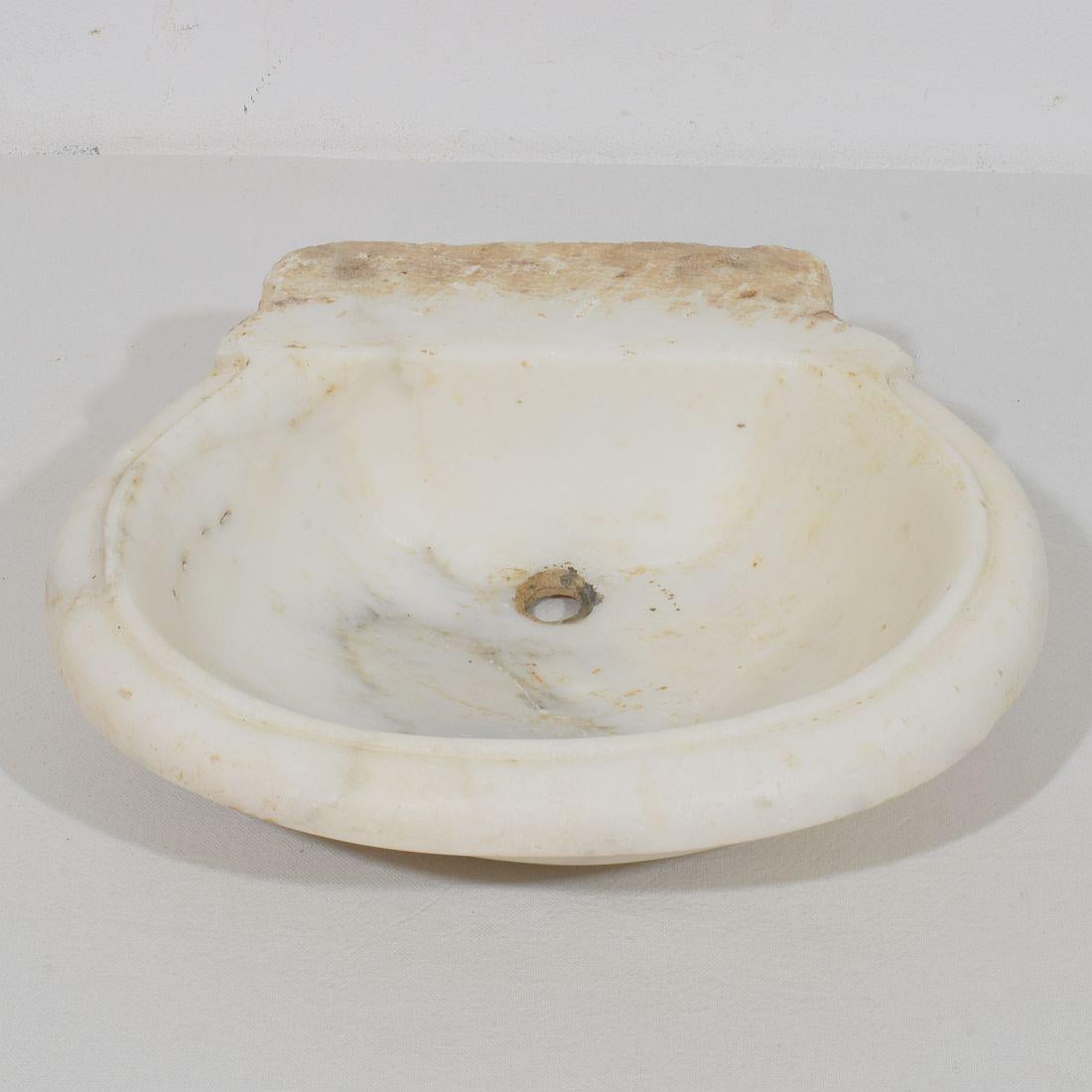 Beautiful and very rare hand-carved white marble water basin or sink, Italy, circa 1750-1800. Weathered.
H:7cm  W:26,5cm D:22,5-26cm 