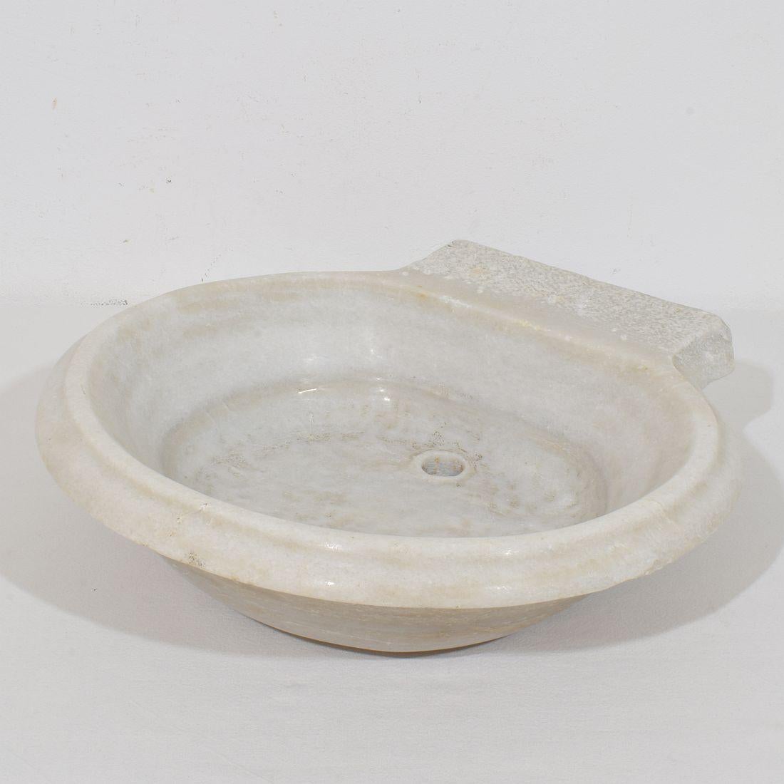 Italienisches Wasserbecken oder Spüle aus weißem Marmor aus dem 18. (Handgeschnitzt) im Angebot