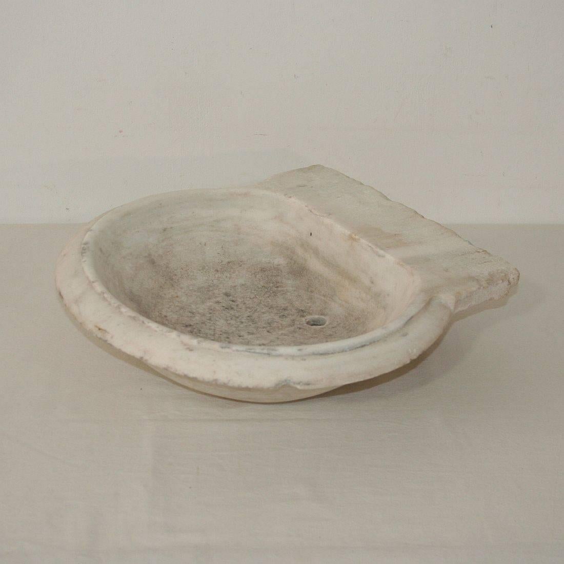 Italian White Marble 18th Century Water Basin or Sink In Good Condition In Buisson, FR