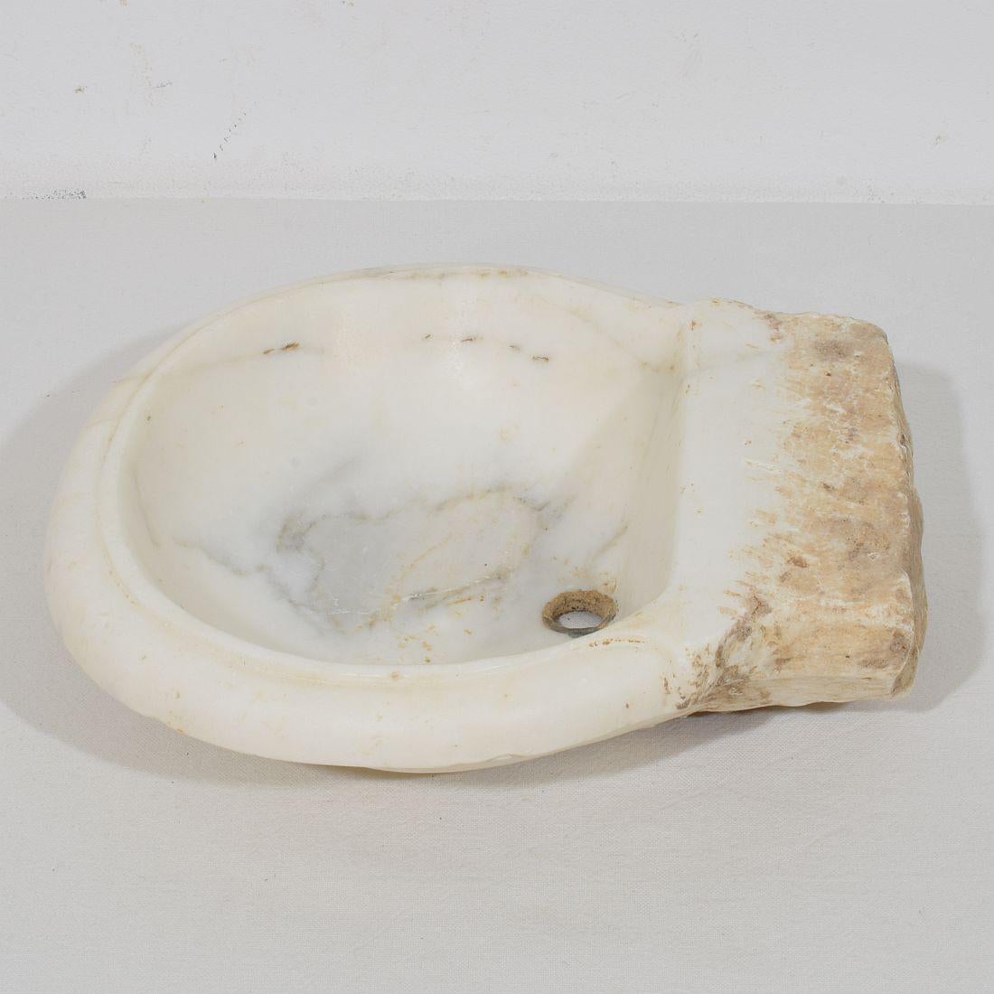 Italian White Marble 18th Century Water Basin or Sink In Good Condition For Sale In Buisson, FR