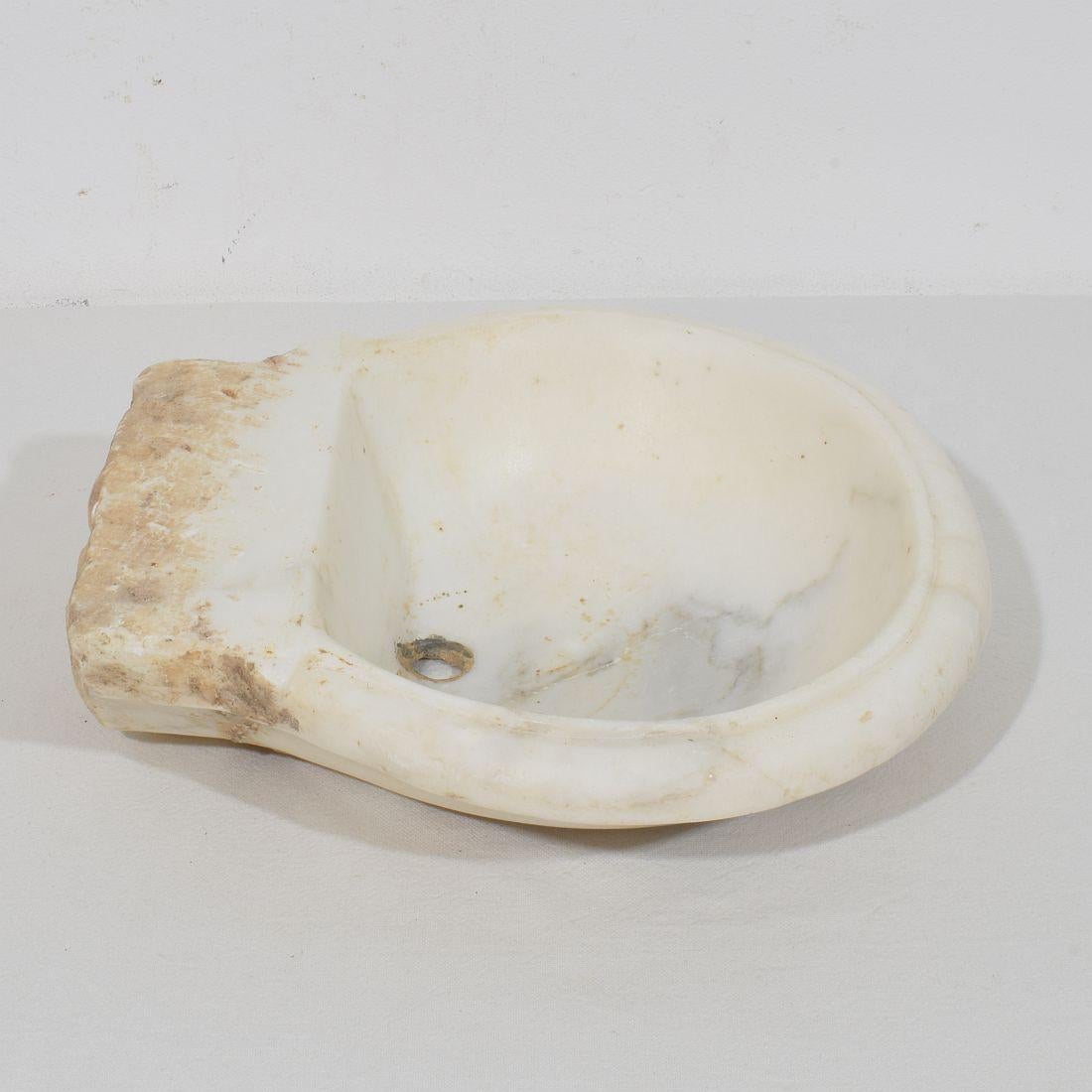 Italian White Marble 18th Century Water Basin or Sink For Sale 1
