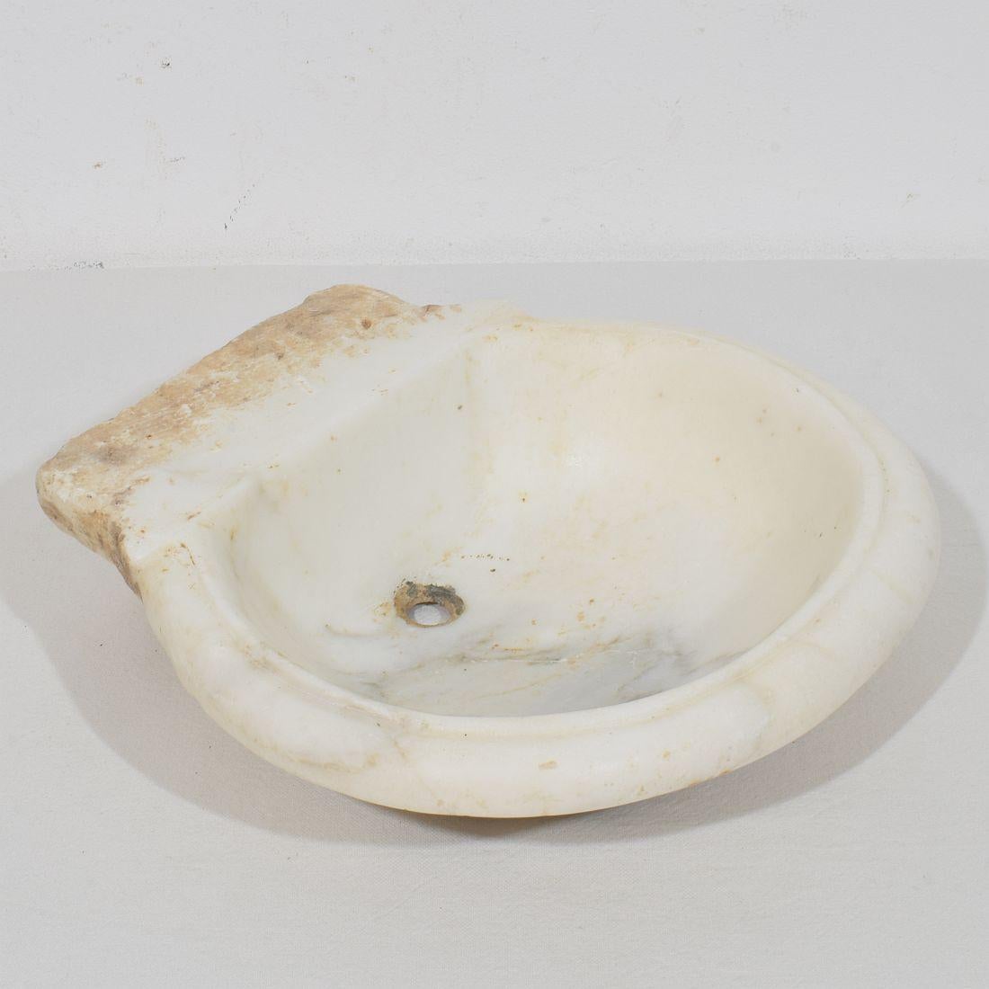 Italian White Marble 18th Century Water Basin or Sink For Sale 2
