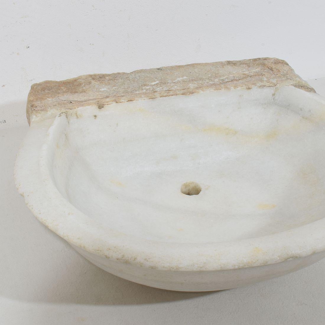 Pila o fregadero italiano de mármol blanco del siglo XVIII 1