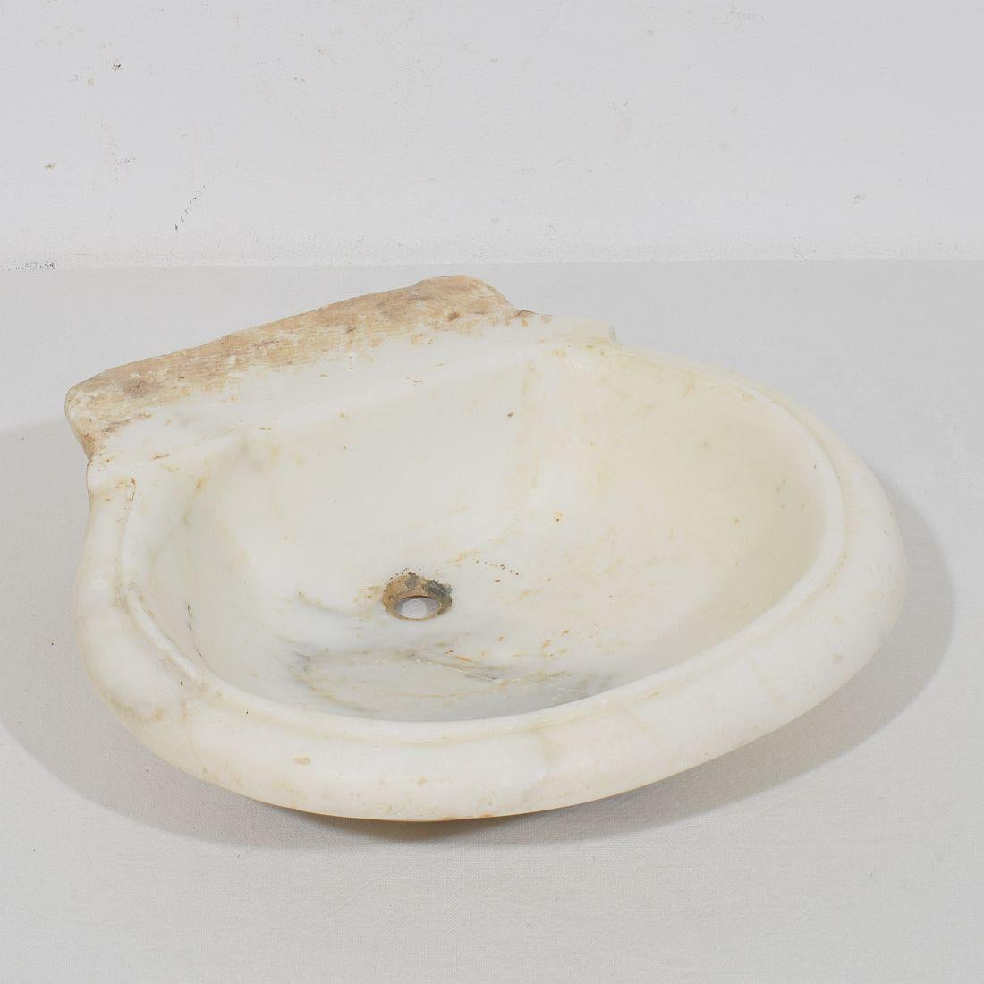 Italian White Marble 18th Century Water Basin or Sink For Sale 3