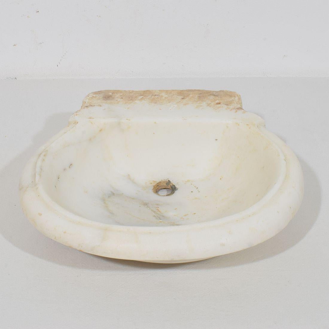 Italian White Marble 18th Century Water Basin or Sink For Sale 4
