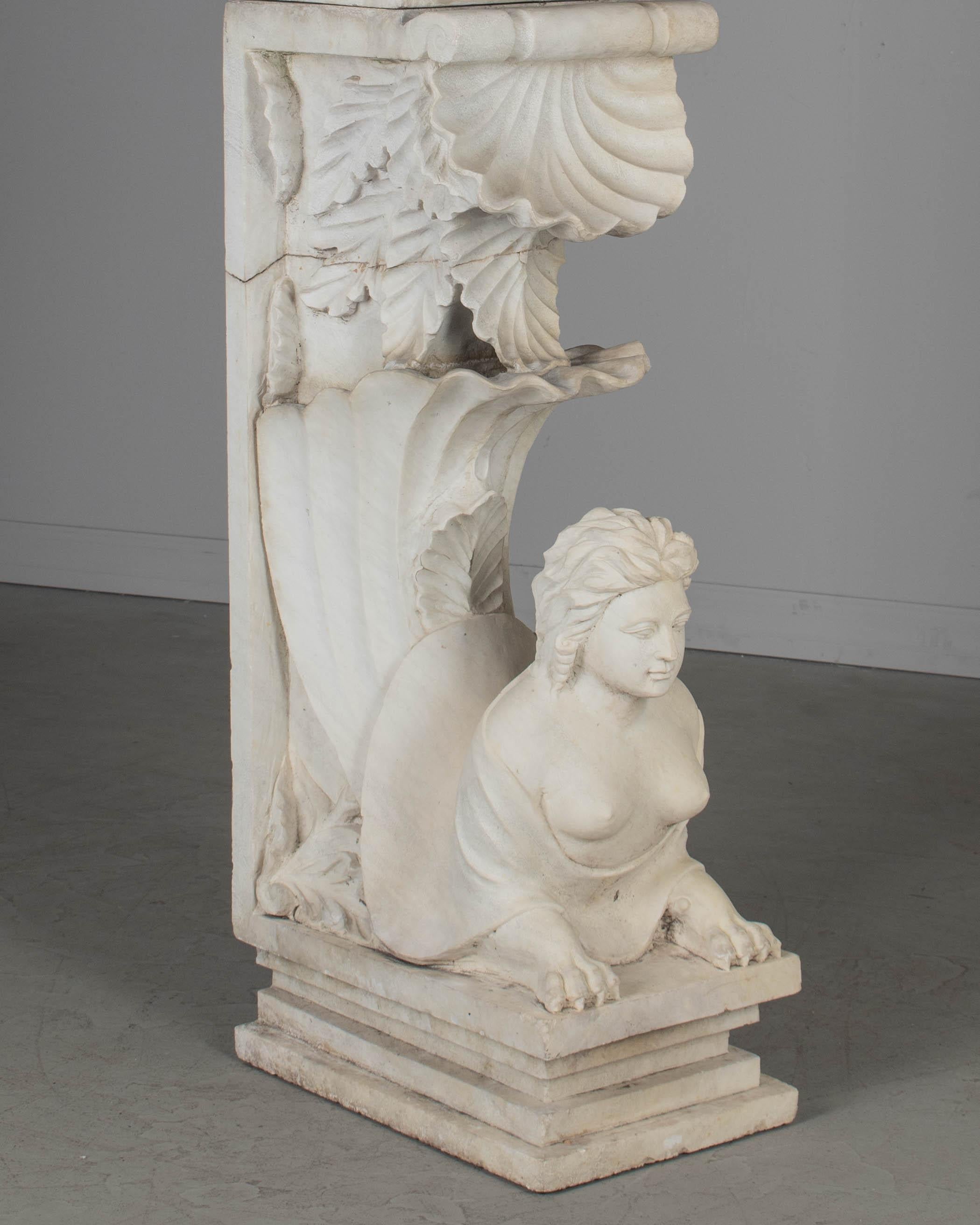 Bañera para pájaros o escultura de jardín de mármol blanco de la época del Renacimiento italiano de principios del siglo XX. En cuatro partes: base de plataforma baja escalonada, pedestal alto, concha grande y querubín. Alto pedestal rectangular con
