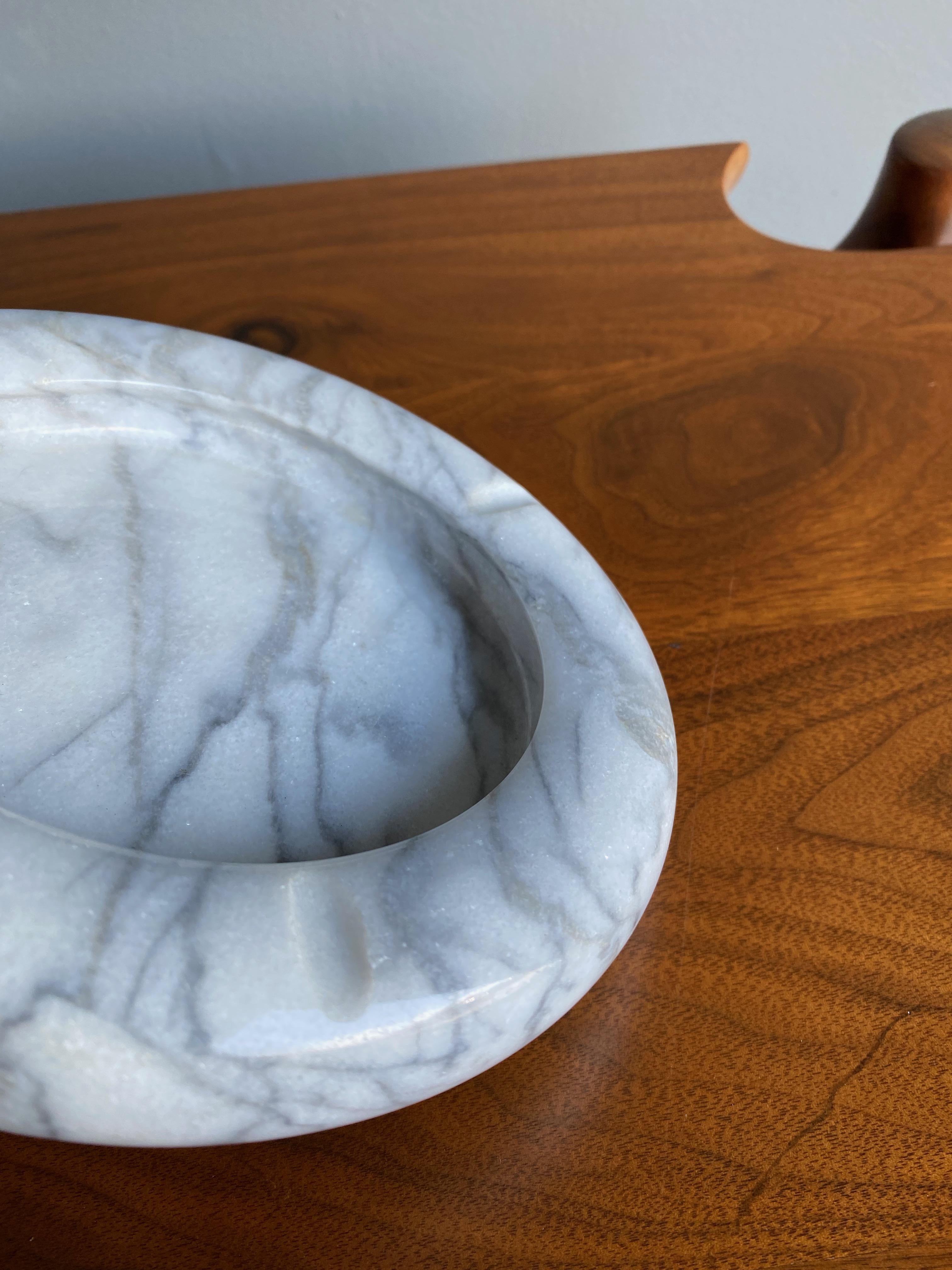 Italian White Marble Bowl / Ashtray, circa 1975 For Sale 2