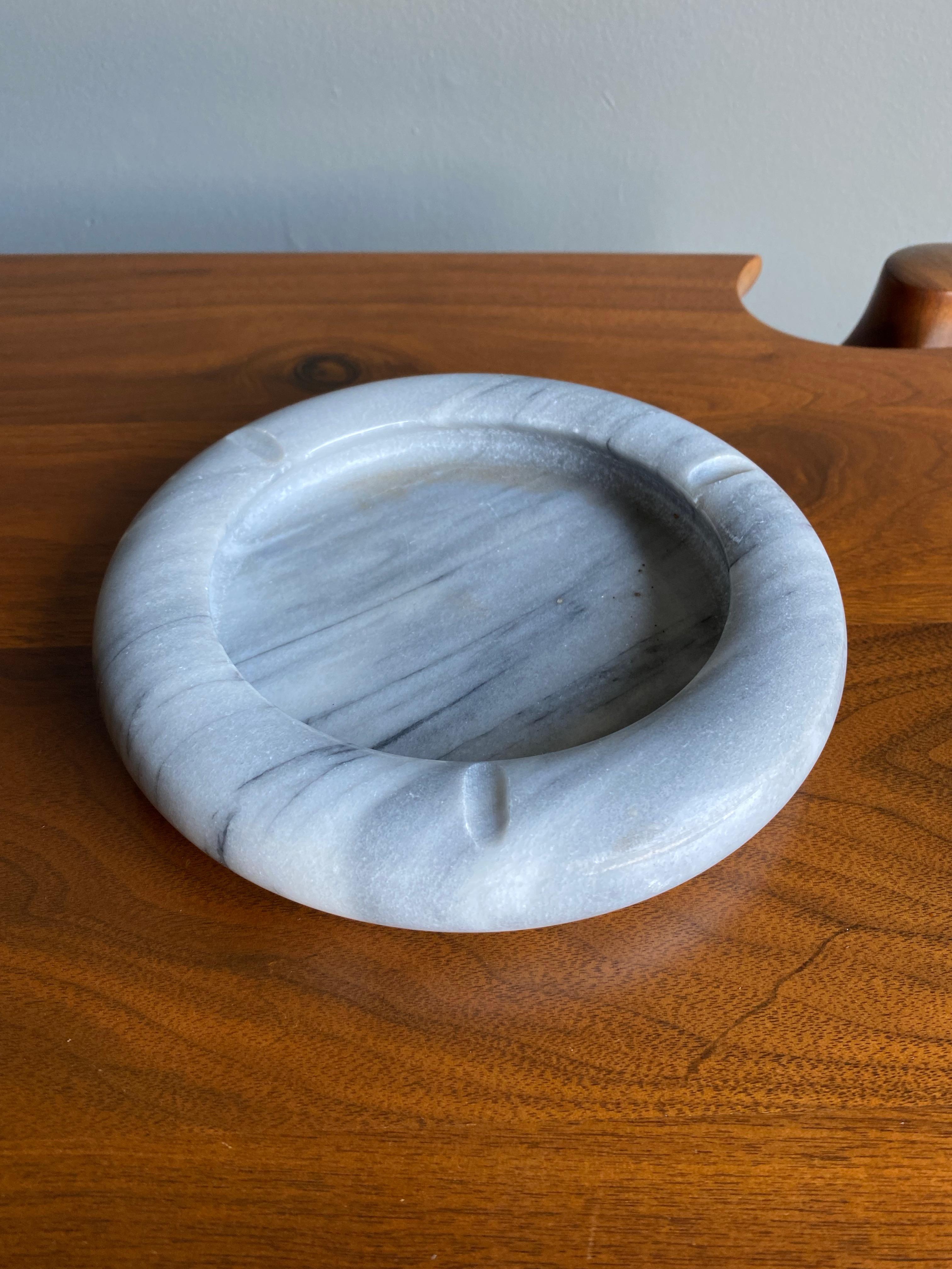 Italian White Marble Bowl / Ashtray, circa 1975 For Sale 2