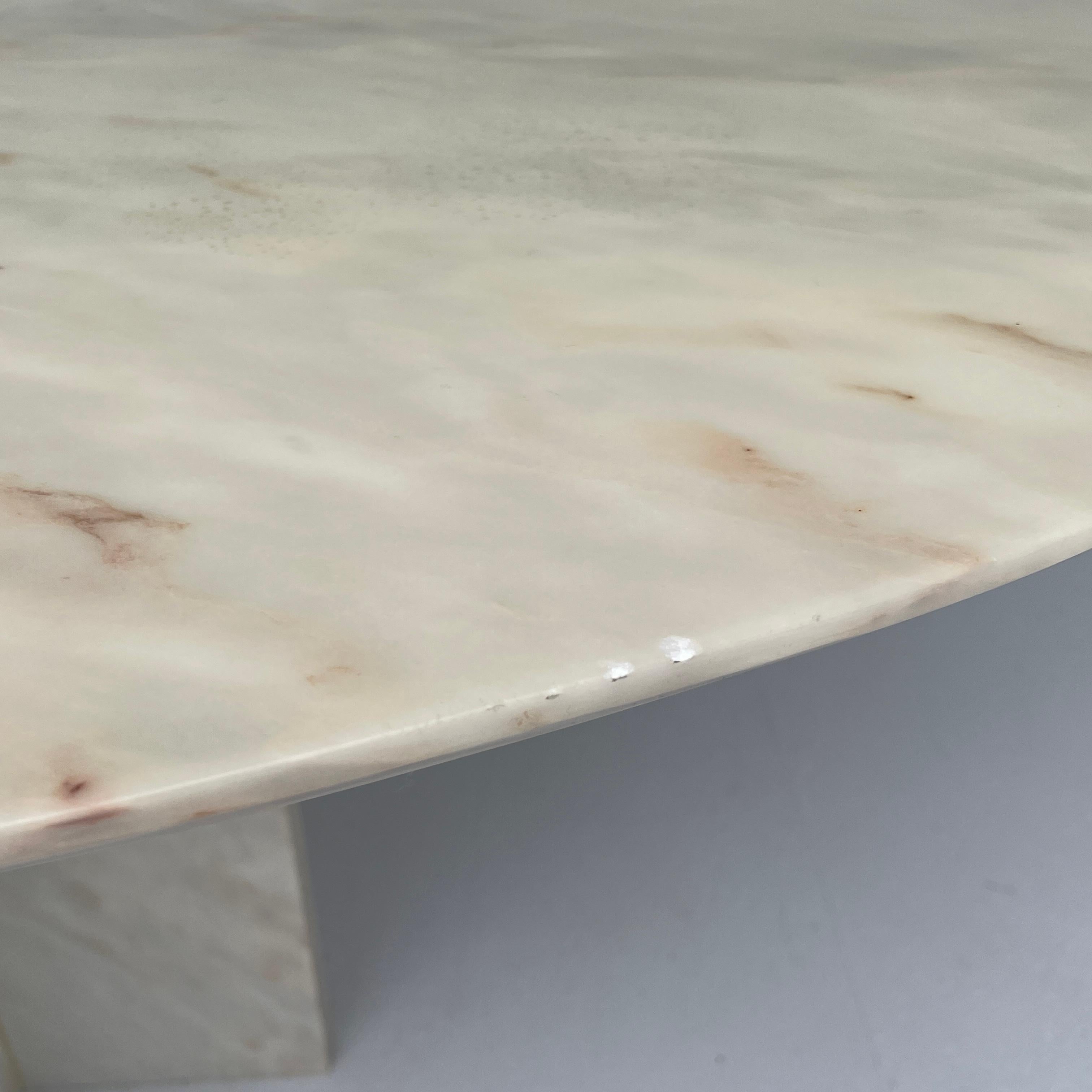 Italian, White Marble Dining Table In Good Condition In Antwerpen, BE