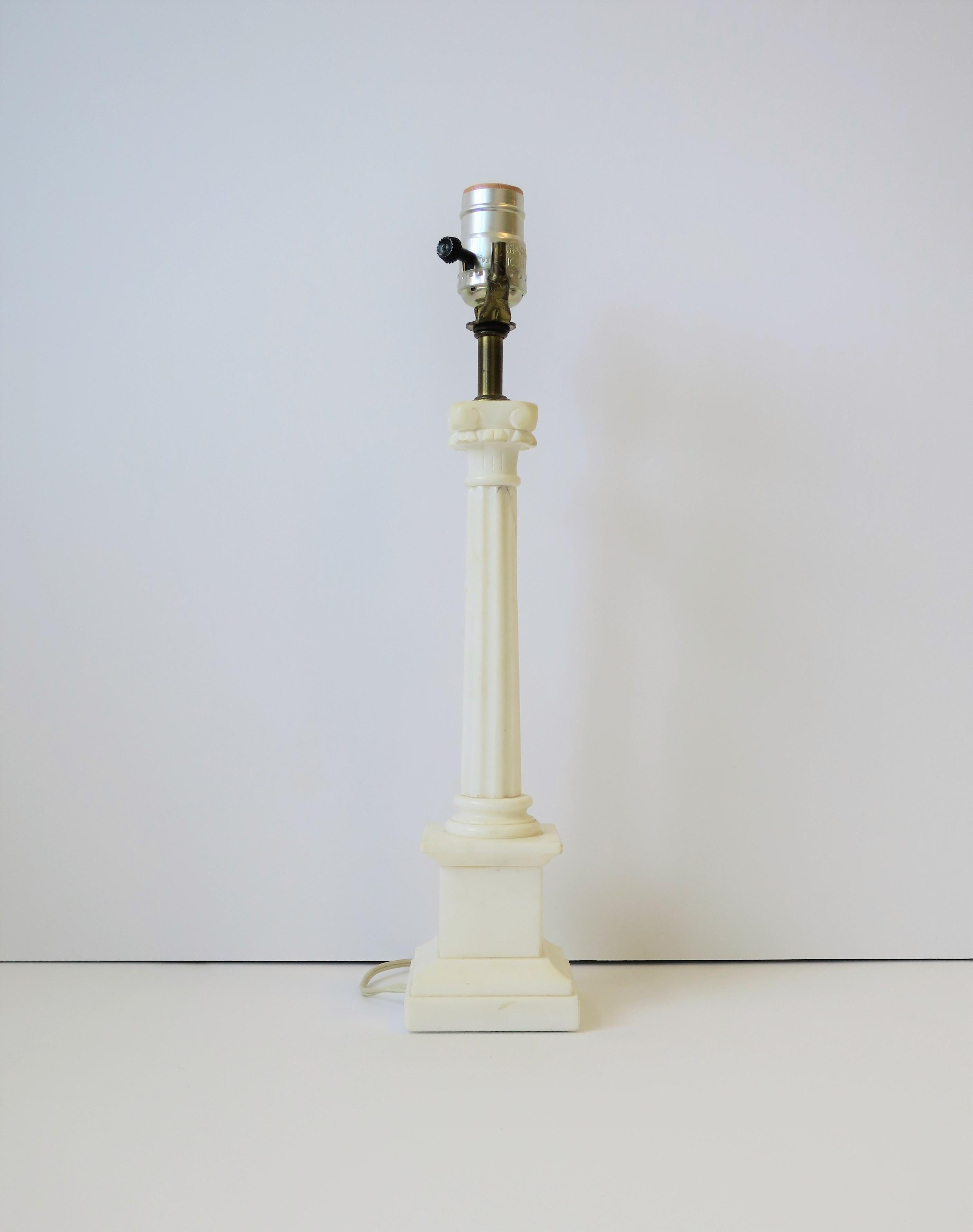 Lampe de bureau ou de table italienne de style néoclassique à colonne et pilier en marbre blanc en vente 2