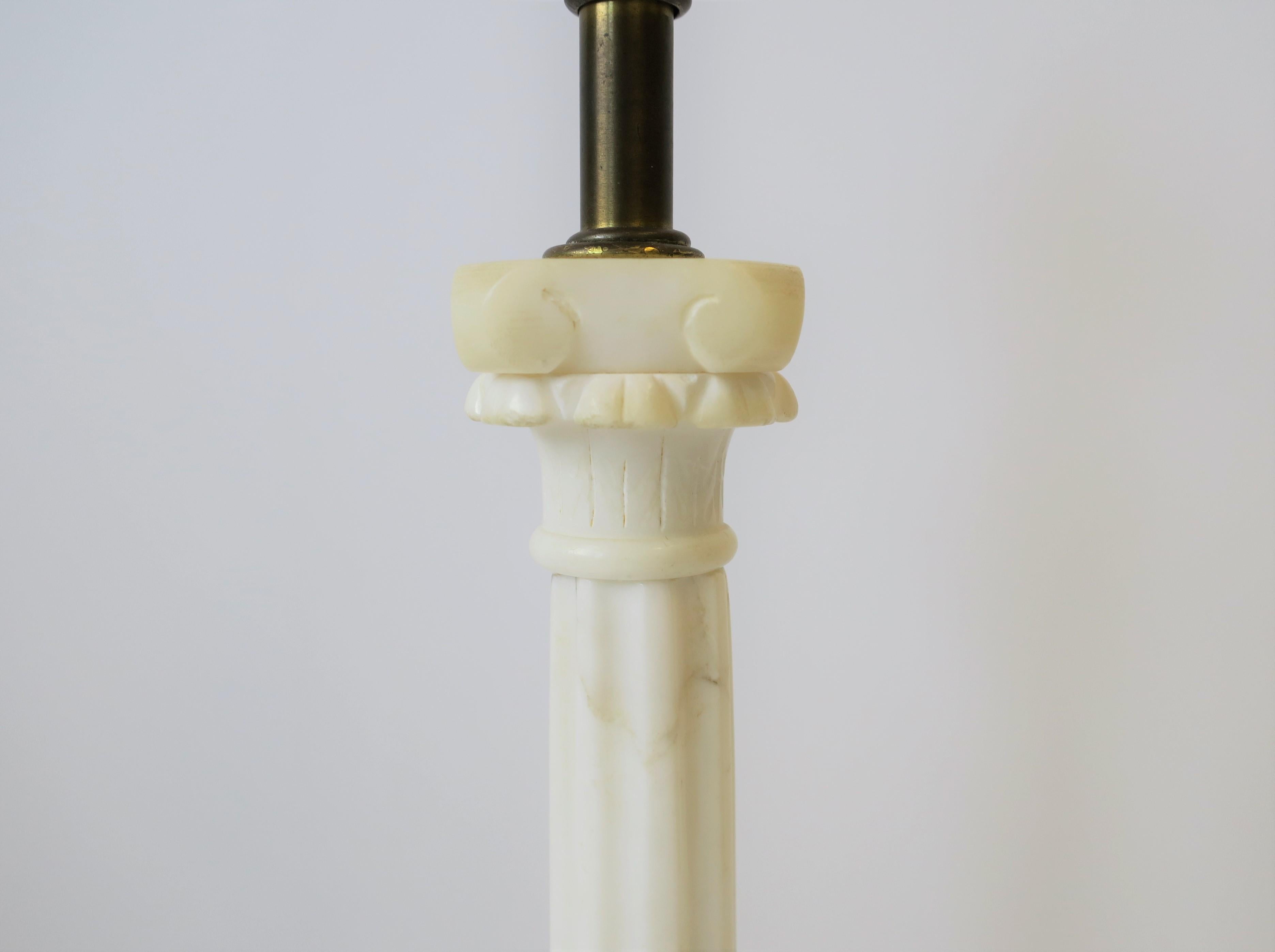 Marbre Lampe de bureau ou de table italienne de style néoclassique à colonne et pilier en marbre blanc en vente