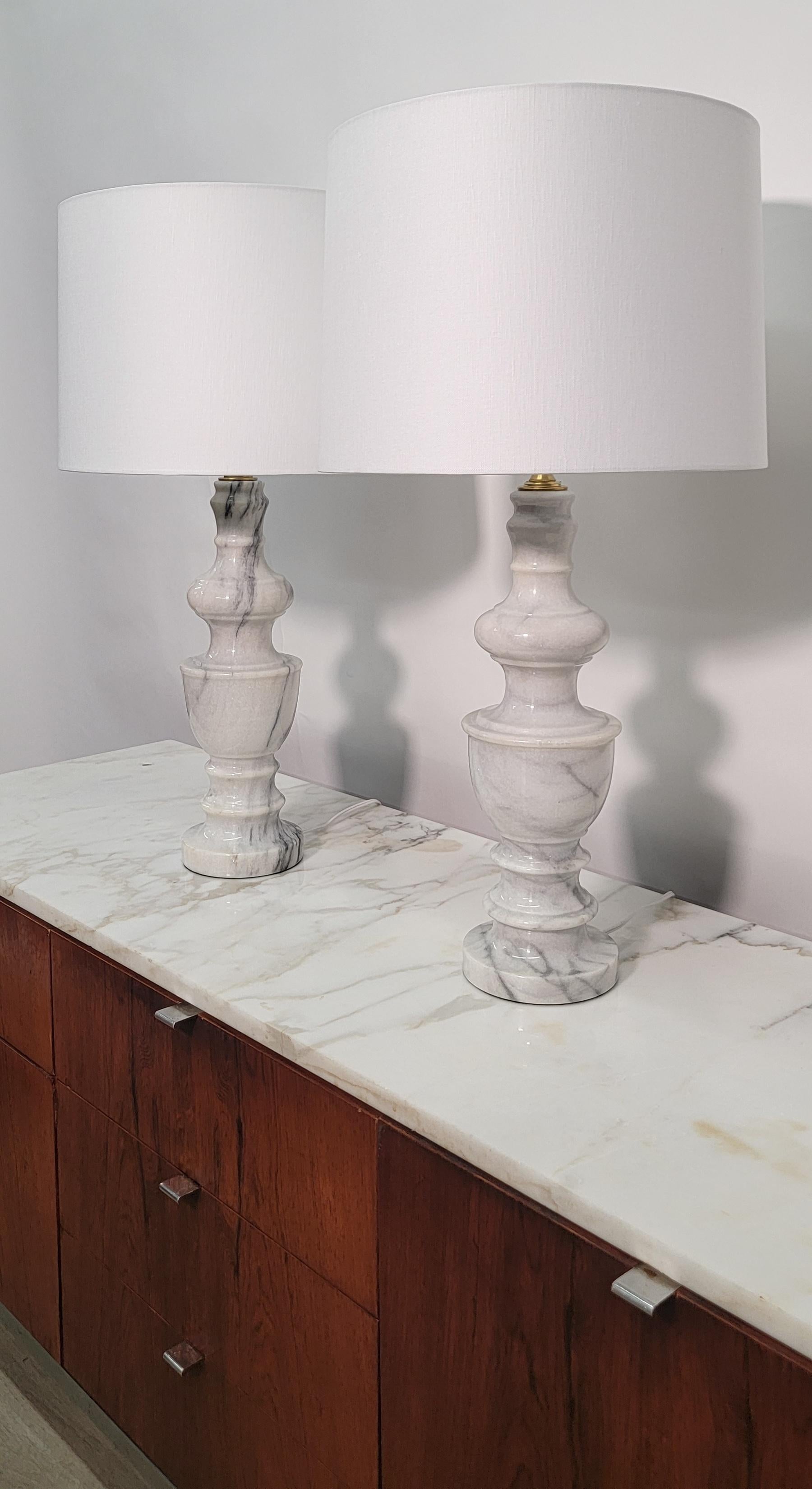 Paire de lampes de table italiennes en marbre blanc en vente 3