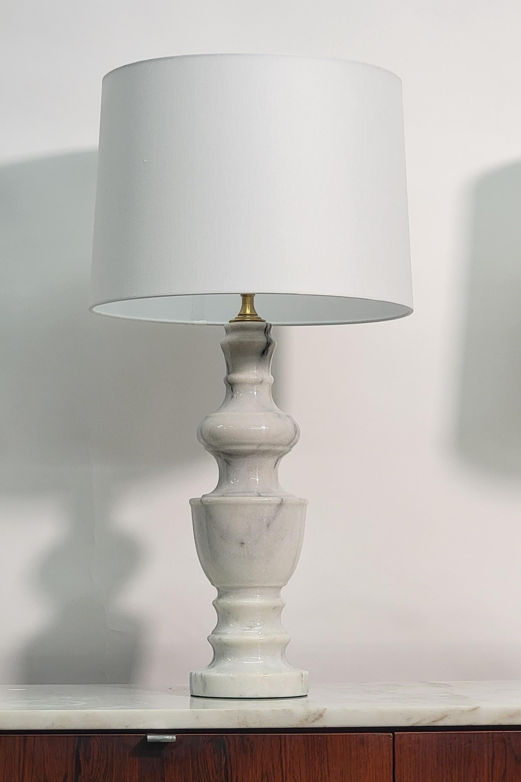 Paire de lampes de table italiennes en marbre blanc en vente 4
