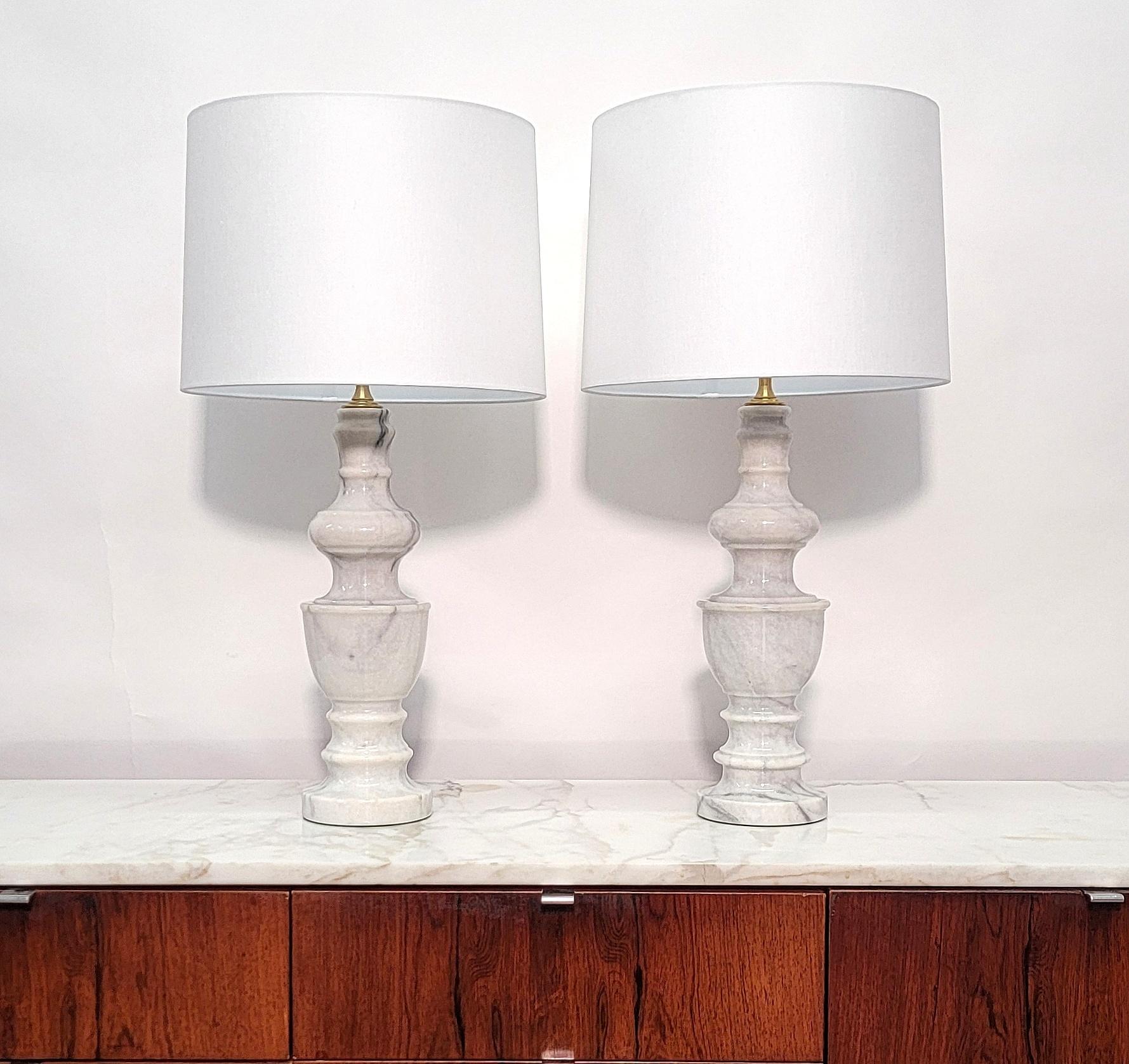 Paire de lampes de table italiennes en marbre blanc en vente 5