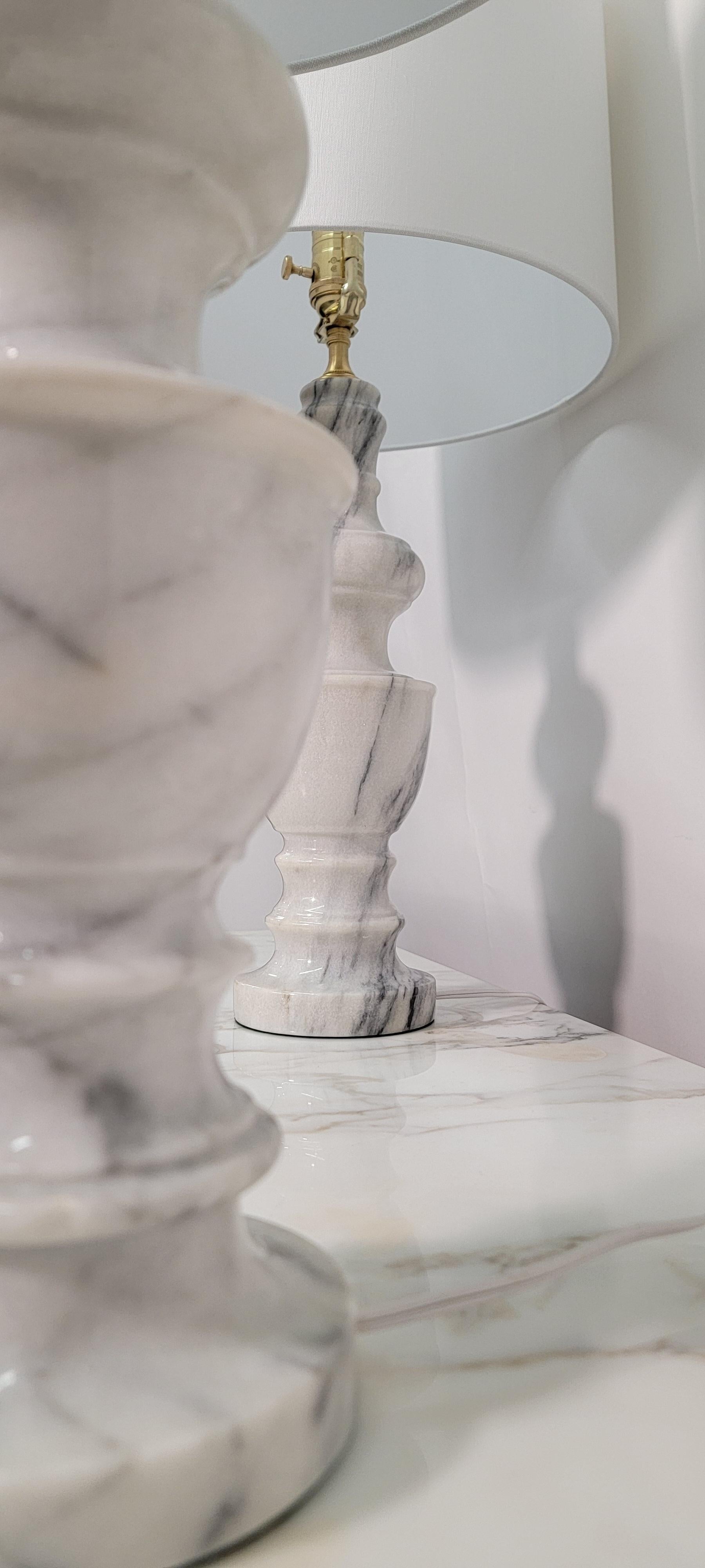 Fait main Paire de lampes de table italiennes en marbre blanc en vente
