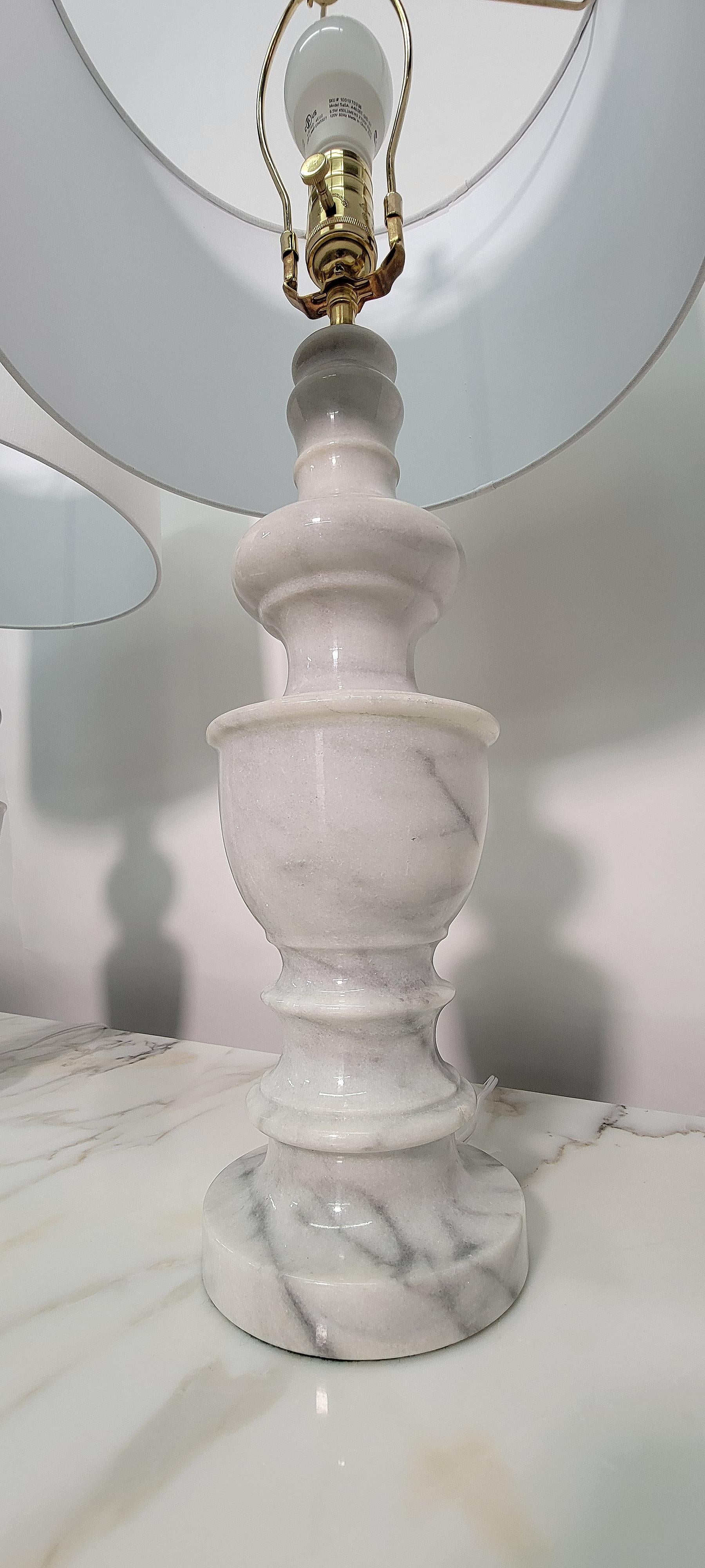 Paire de lampes de table italiennes en marbre blanc Bon état - En vente à Miami, FL