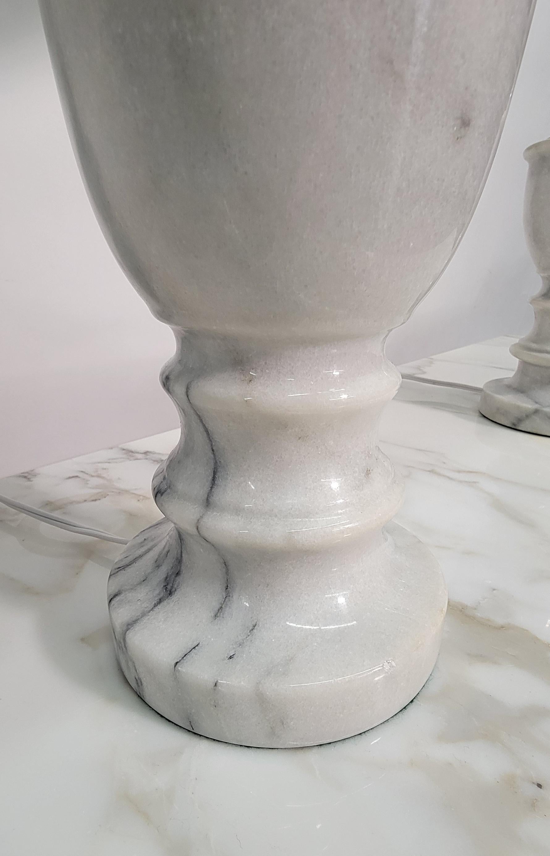 20ième siècle Paire de lampes de table italiennes en marbre blanc en vente