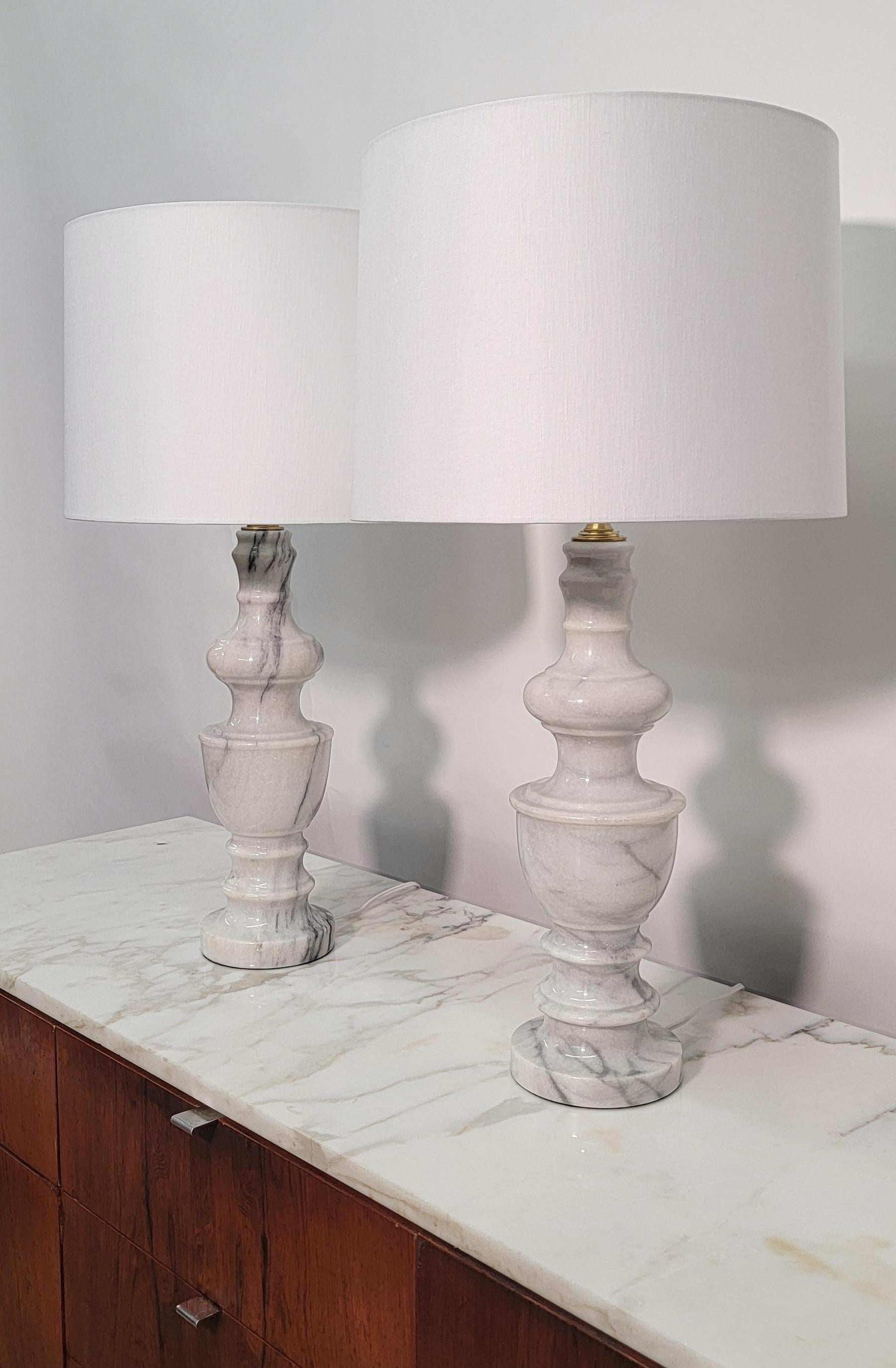 Paire de lampes de table italiennes en marbre blanc en vente 1