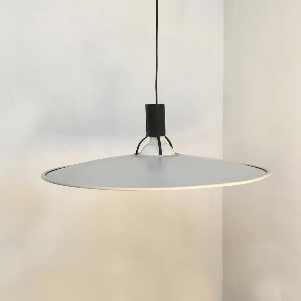 Italian chandelier mod. 2133 by Gino Sarfatti for Arteluce, circa 1972. White metal lampshade with black metal lamp holder, where the lampshade stays on. Mark present in the upper part. E27 connection.
Good general condition.
Measures: 60 x 105 H