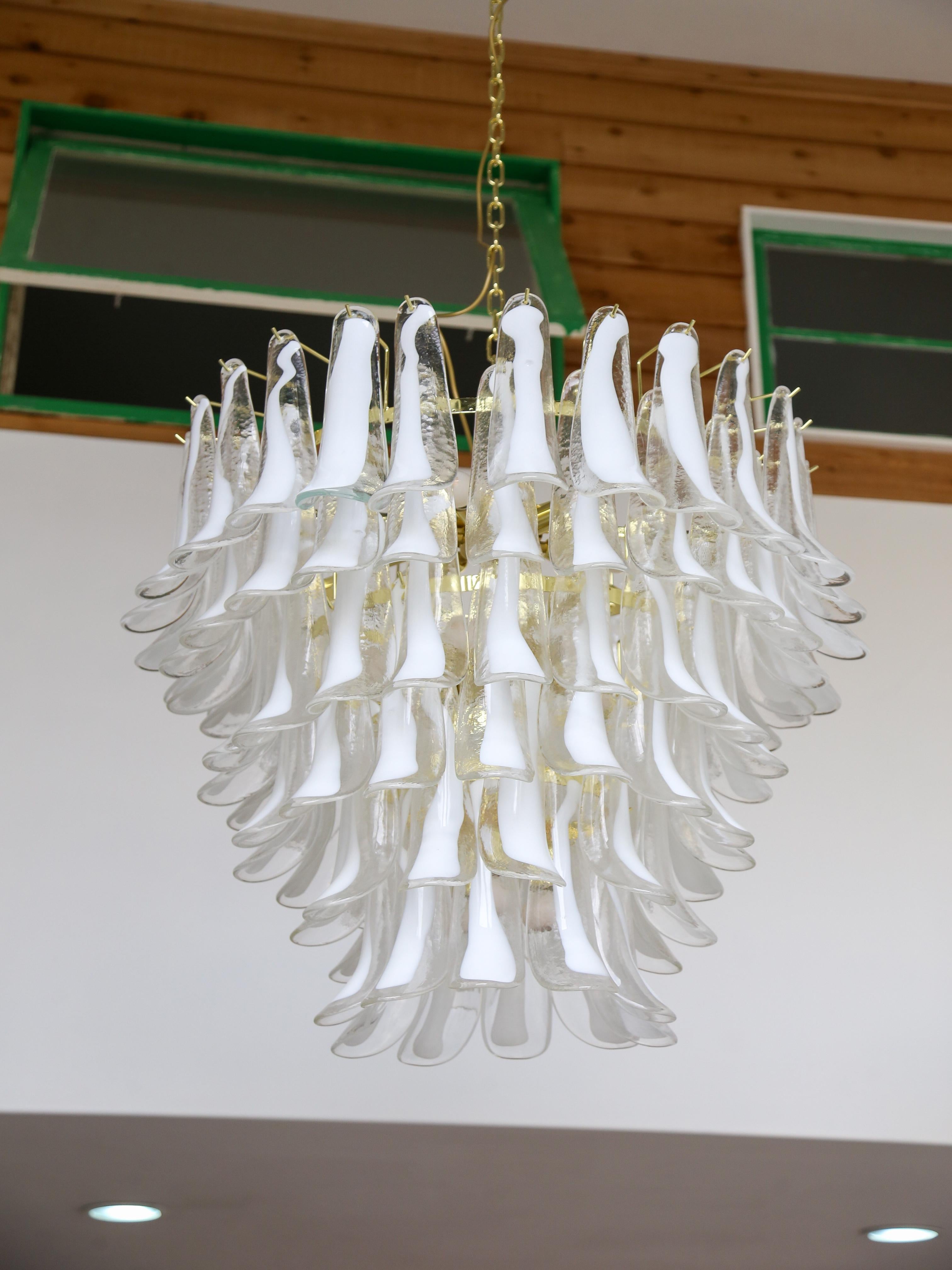 White Murano Glass Chandelier by Lumini Collections For Sale 1