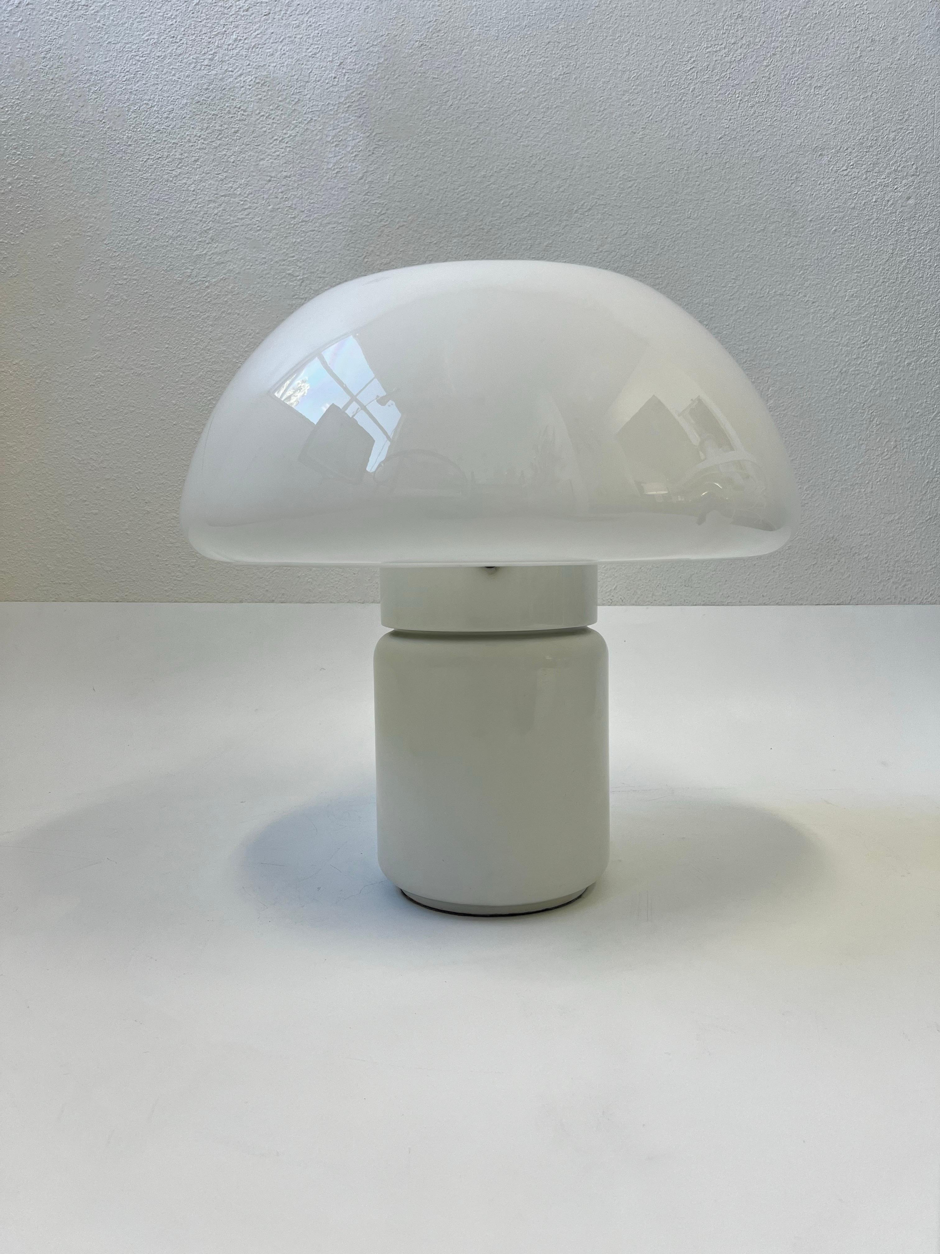 Italian White Mushroom 625 Table Lamp by Elio Martinelli  In Good Condition For Sale In Palm Springs, CA