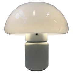 Italienische weiße Pilz-Tischlampe 625 von Elio Martinelli 